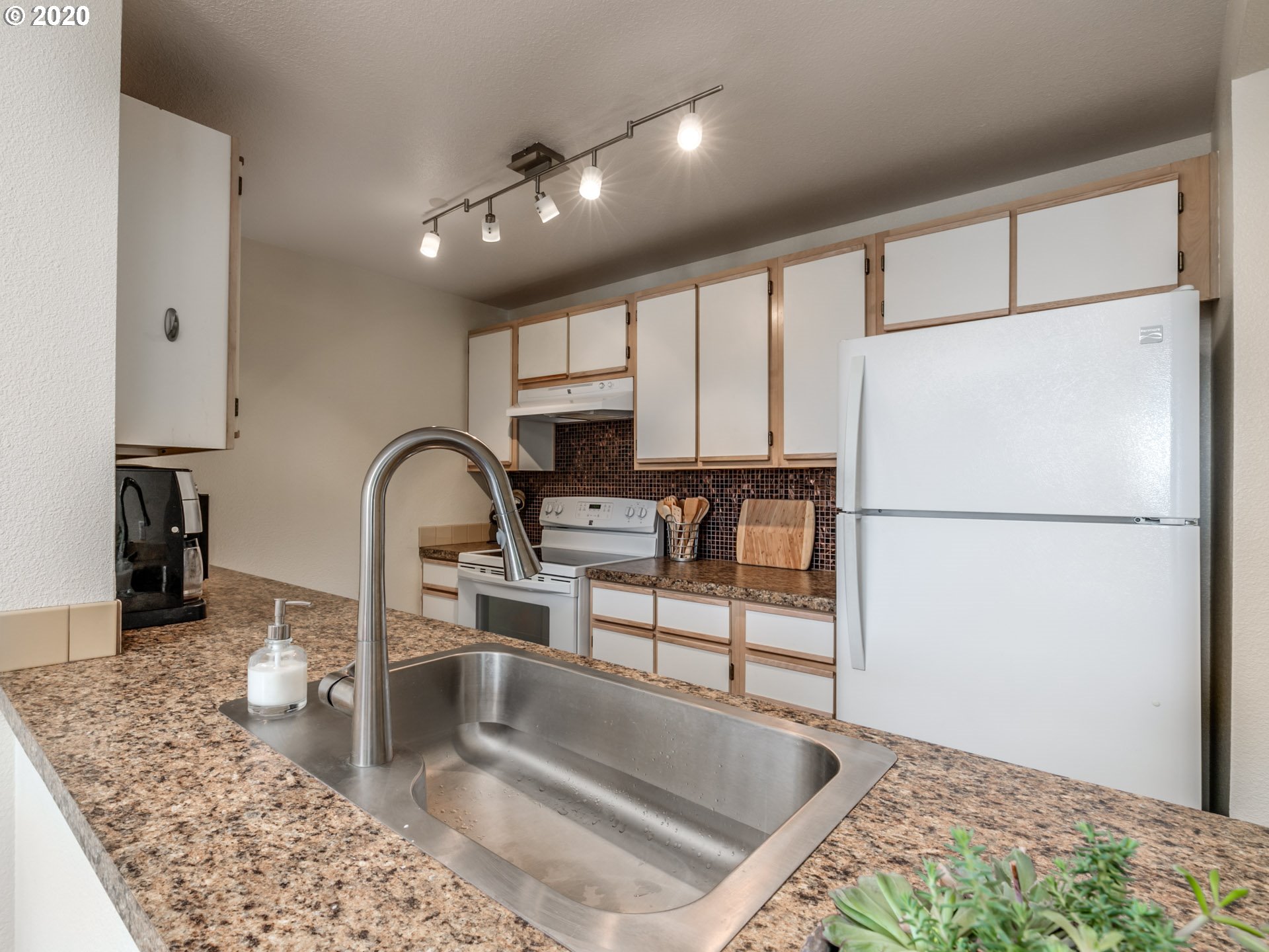 Photo #2: 20169133 Listing 