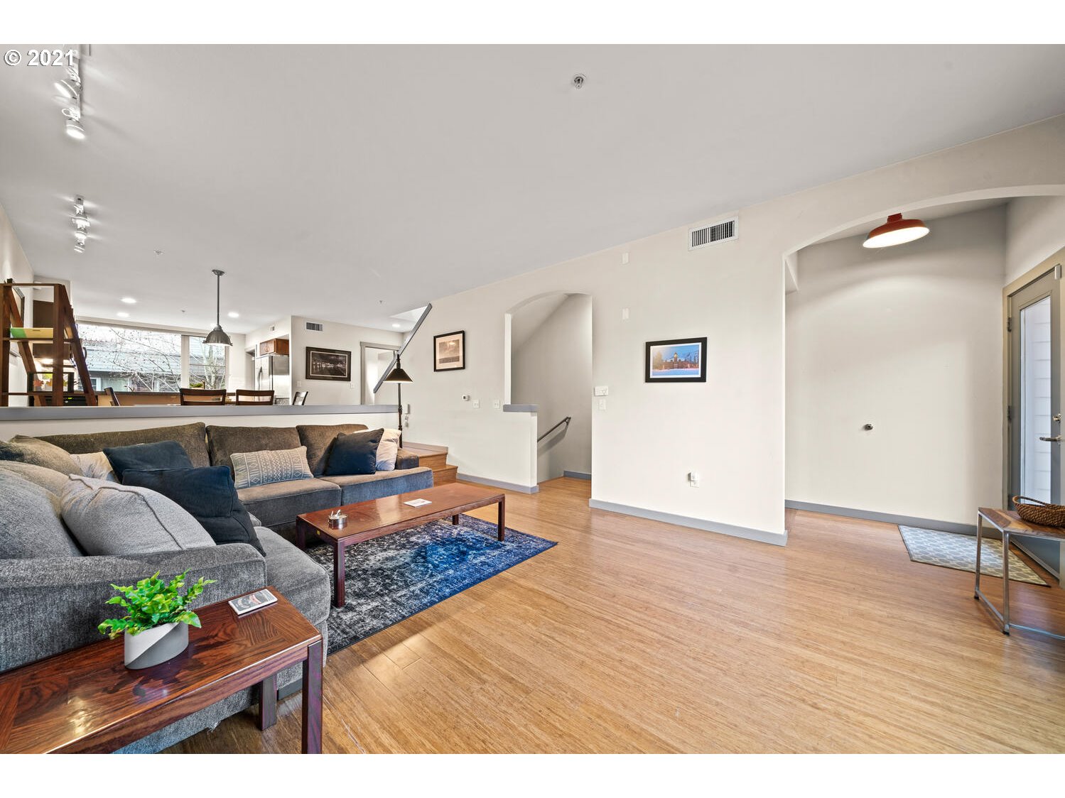 Photo #2: 20189469 Listing 