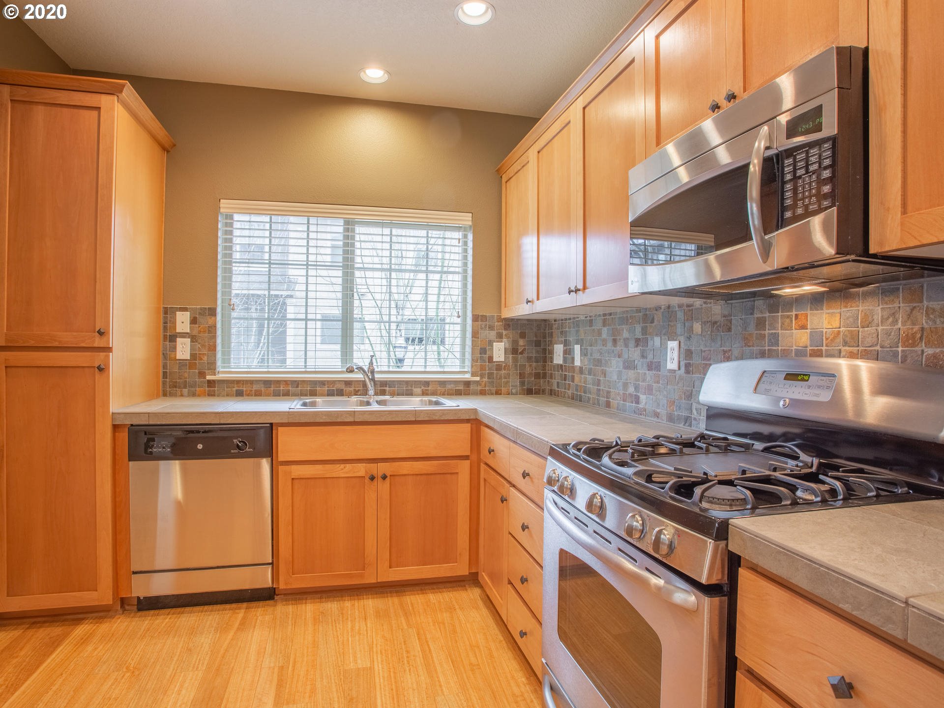 Photo #4: 20226075 Listing 