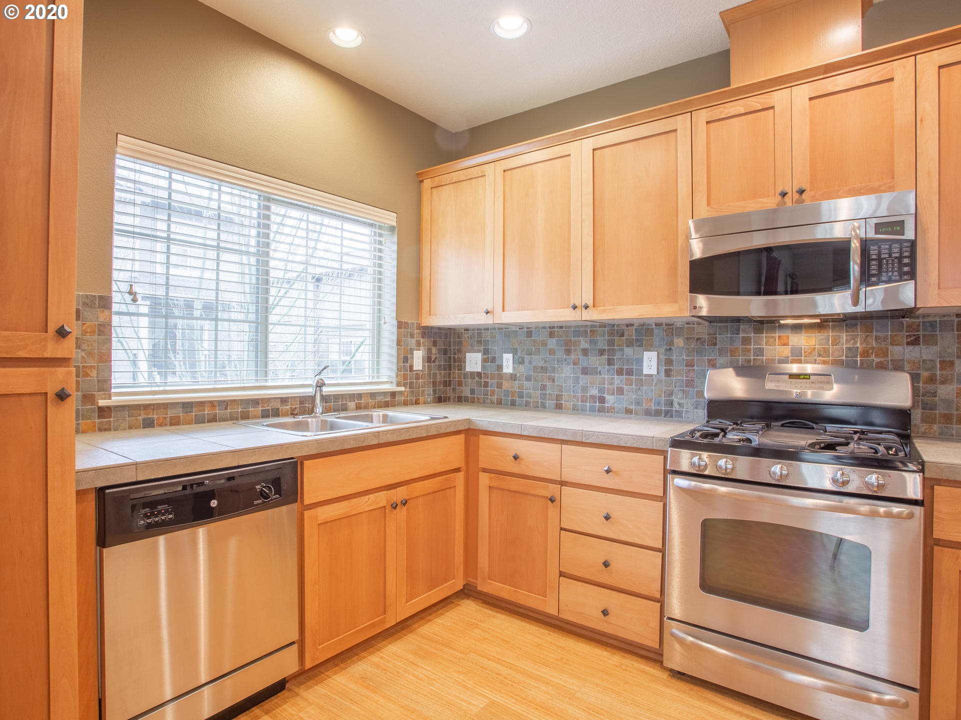 Photo #3: 20226075 Listing 