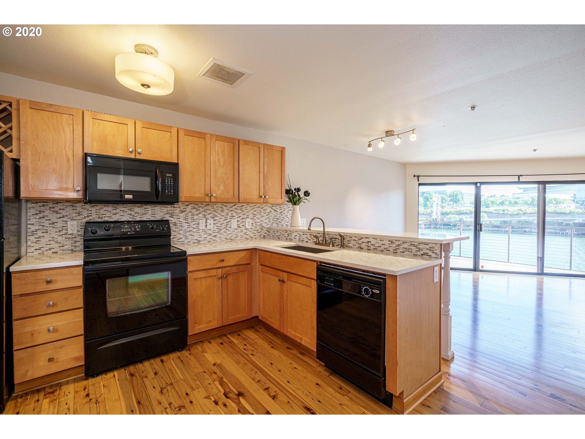 Photo #3: 20232463 Listing 
