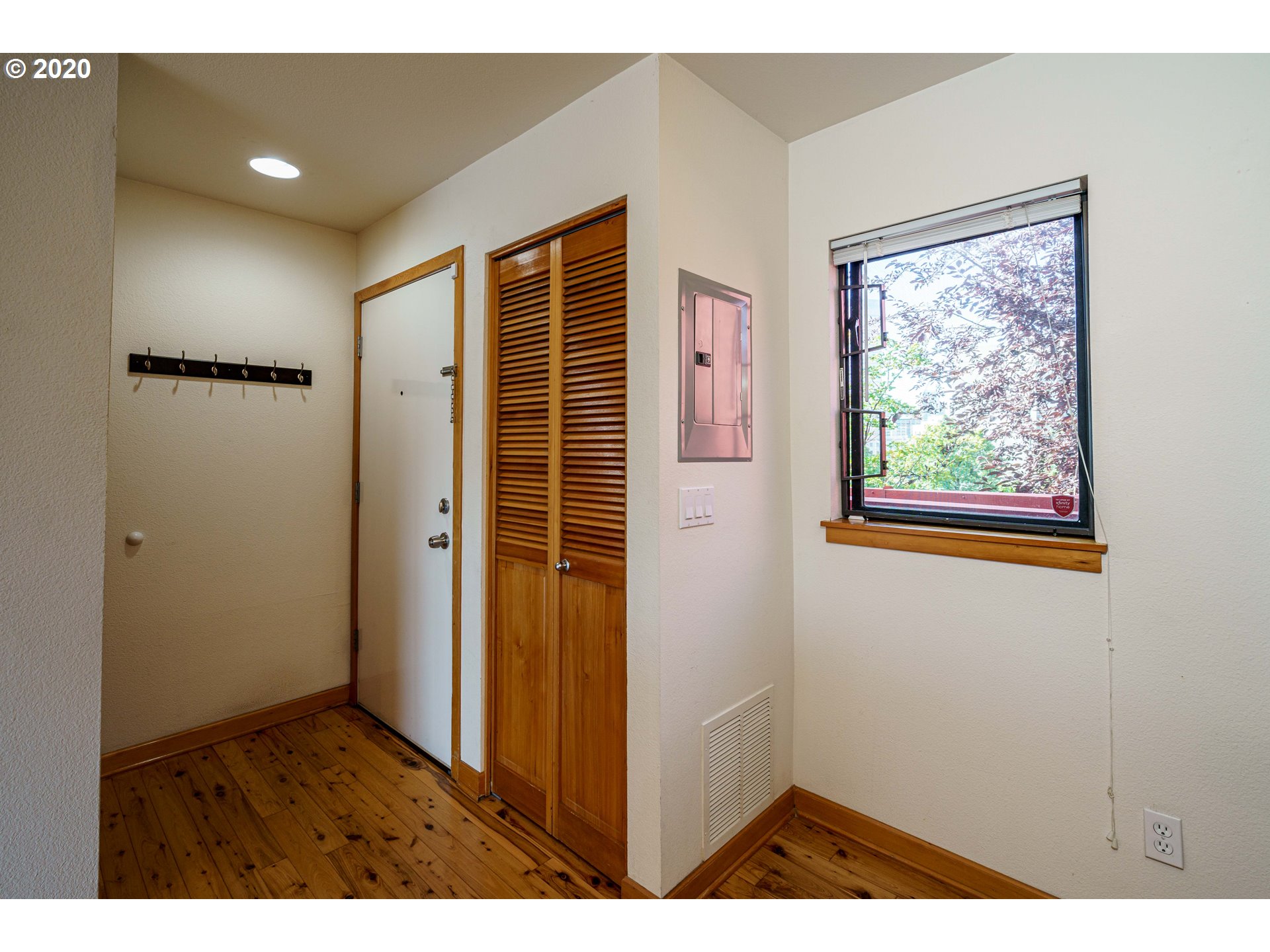 Photo #5: 20232463 Listing 