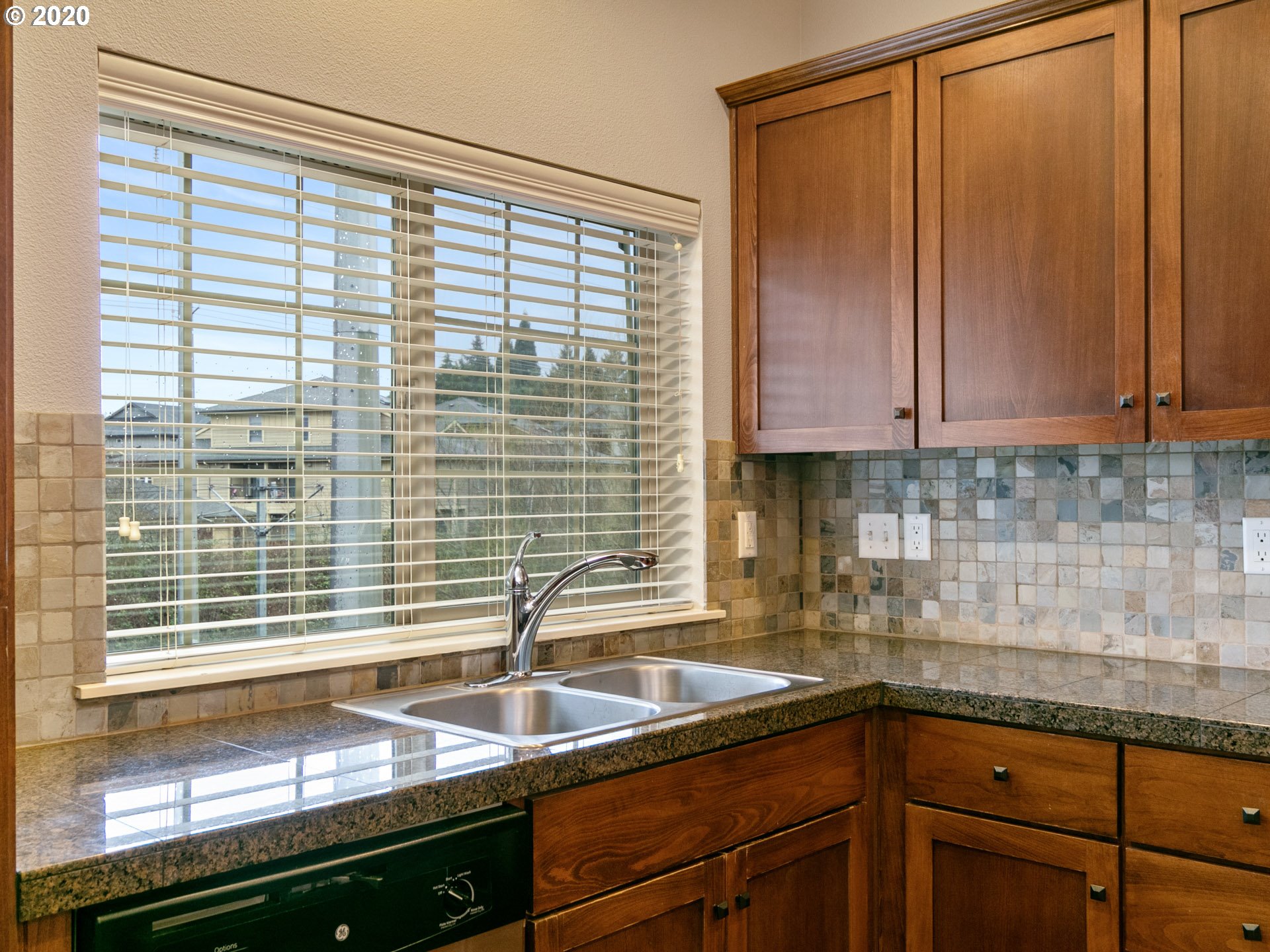 Photo #5: 20274172 Listing 