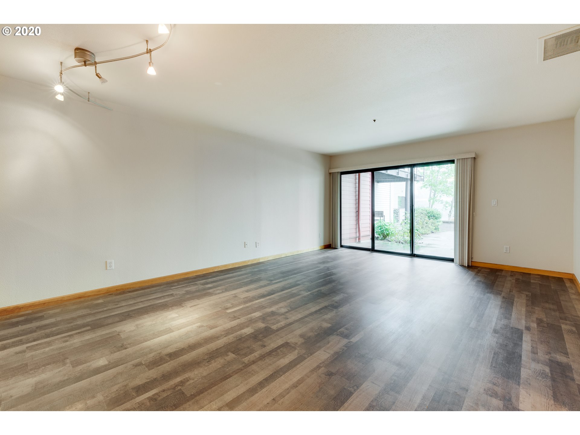 Photo #5: 20275741 Listing 