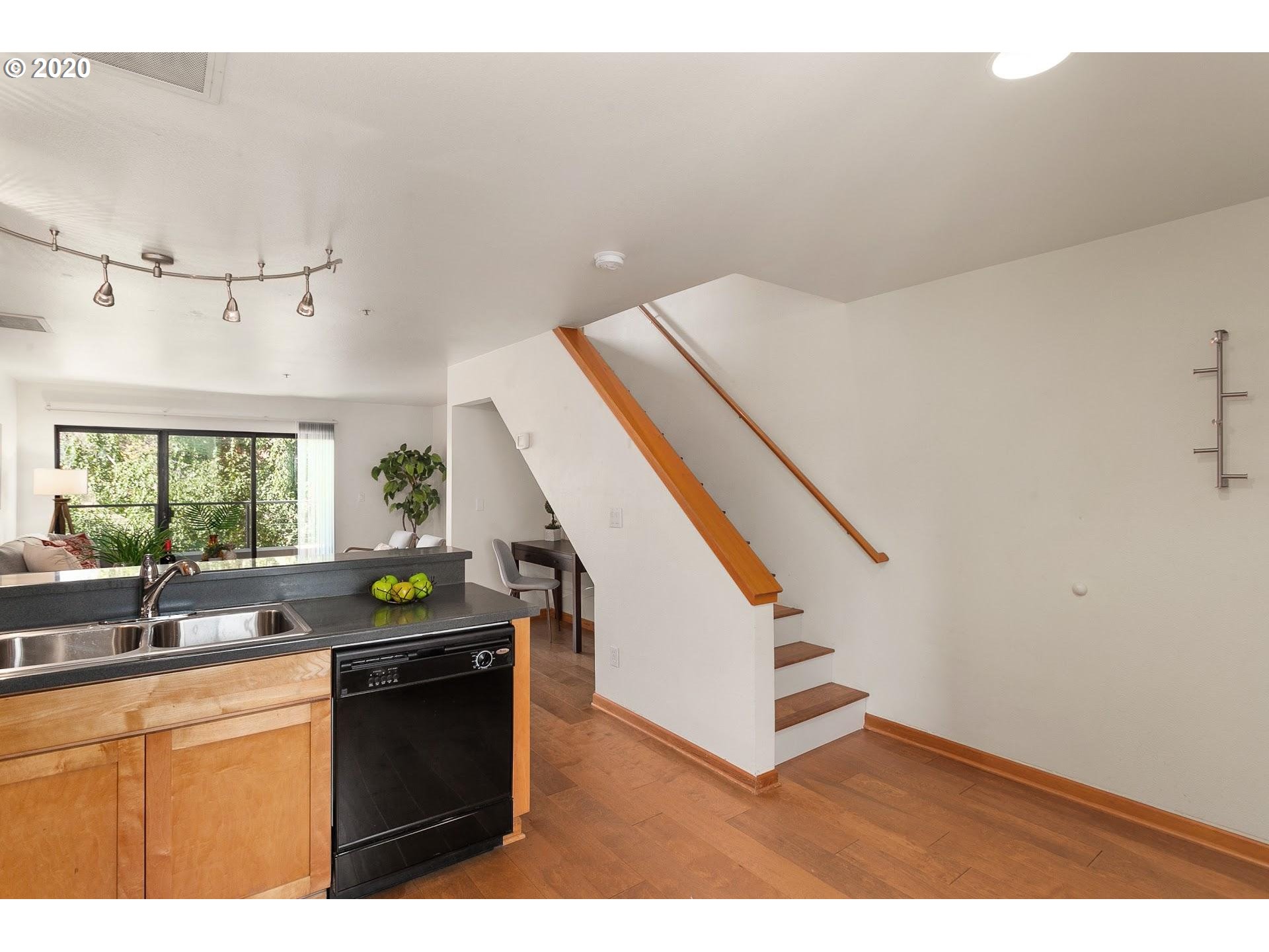 Photo #5: 20278813 Listing 