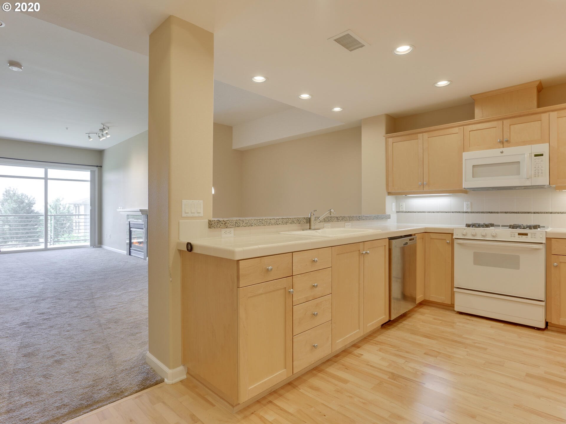 Photo #5: 20304105 Listing 