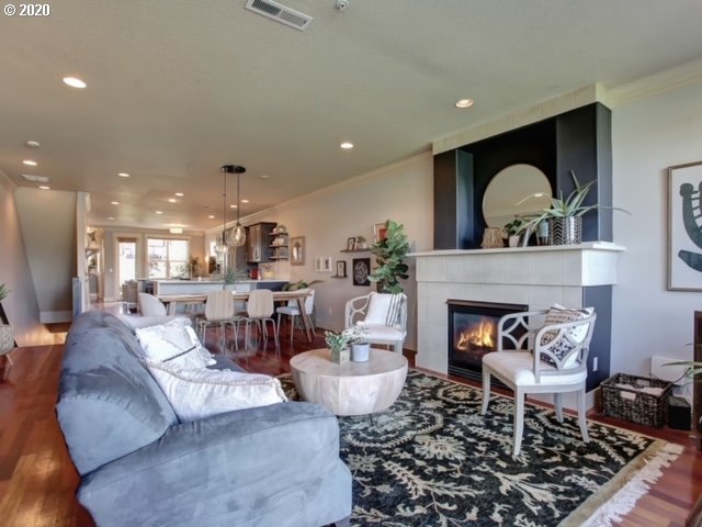 Photo #2: 20327312 Listing 