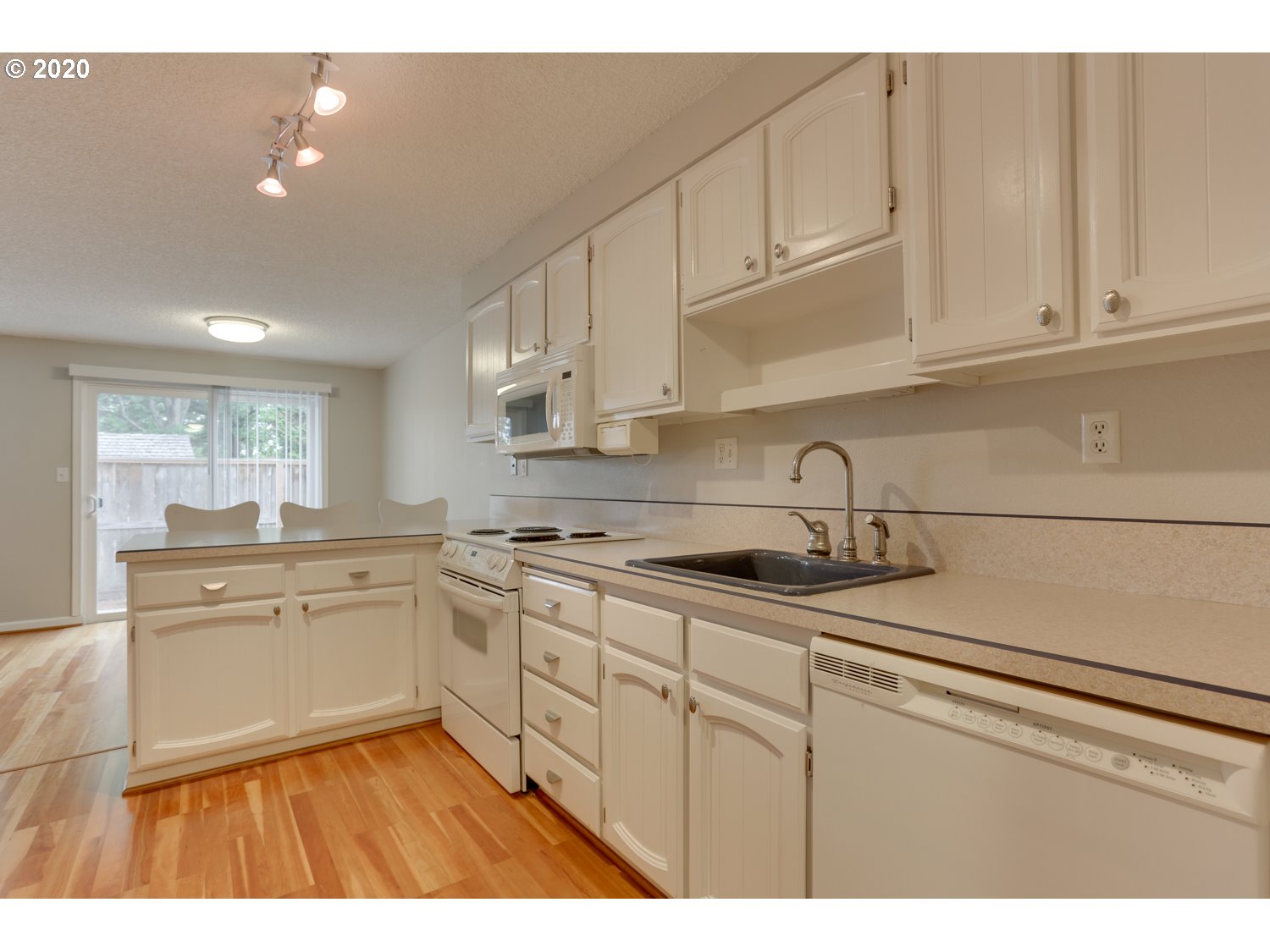 Photo #2: 20337476 Listing 