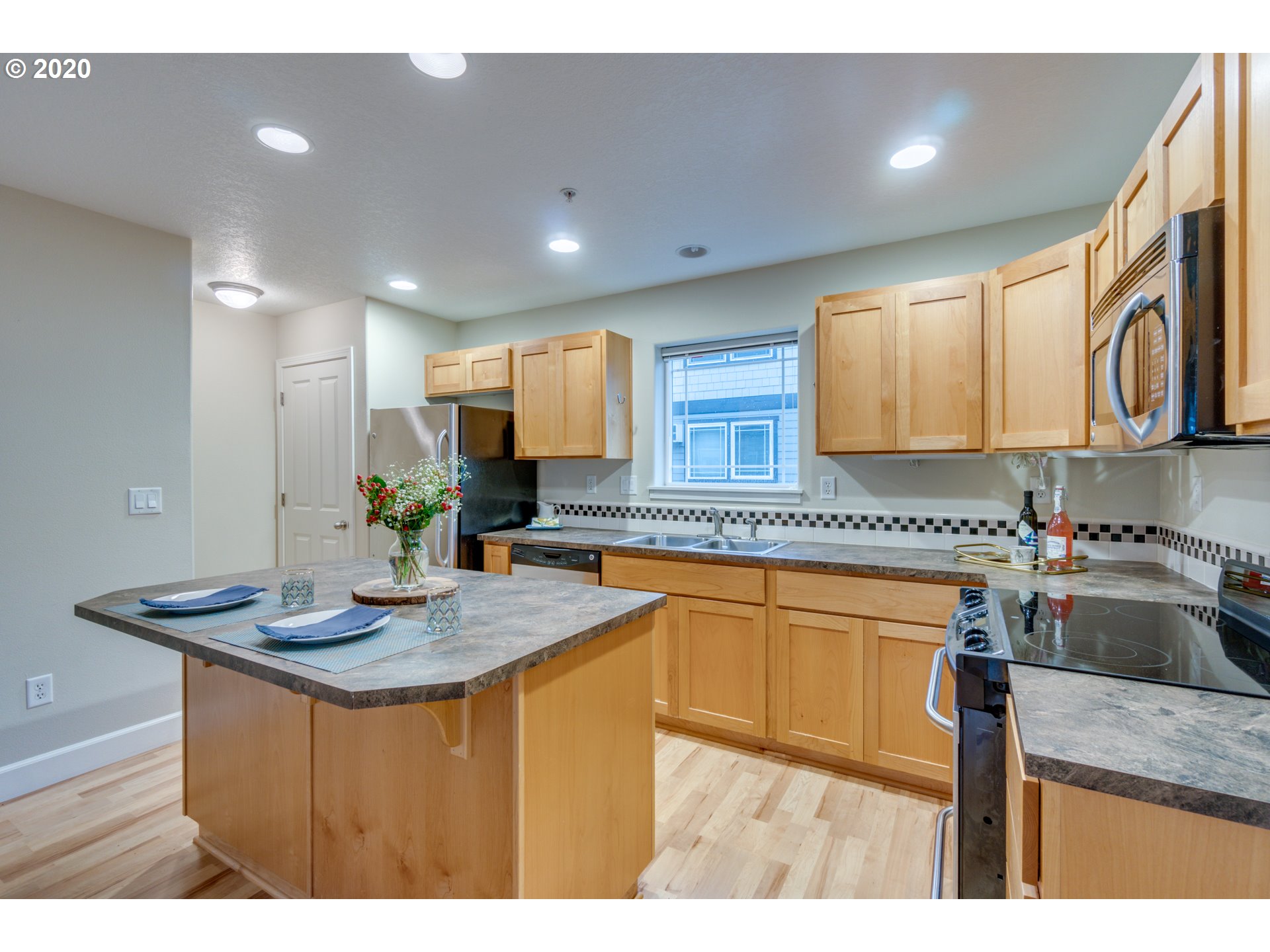 Photo #3: 20379203 Listing 