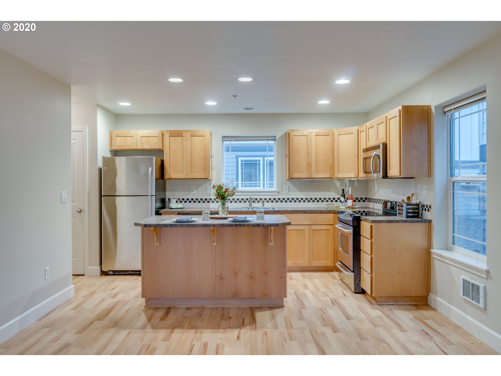 Photo #2: 20379203 Listing 