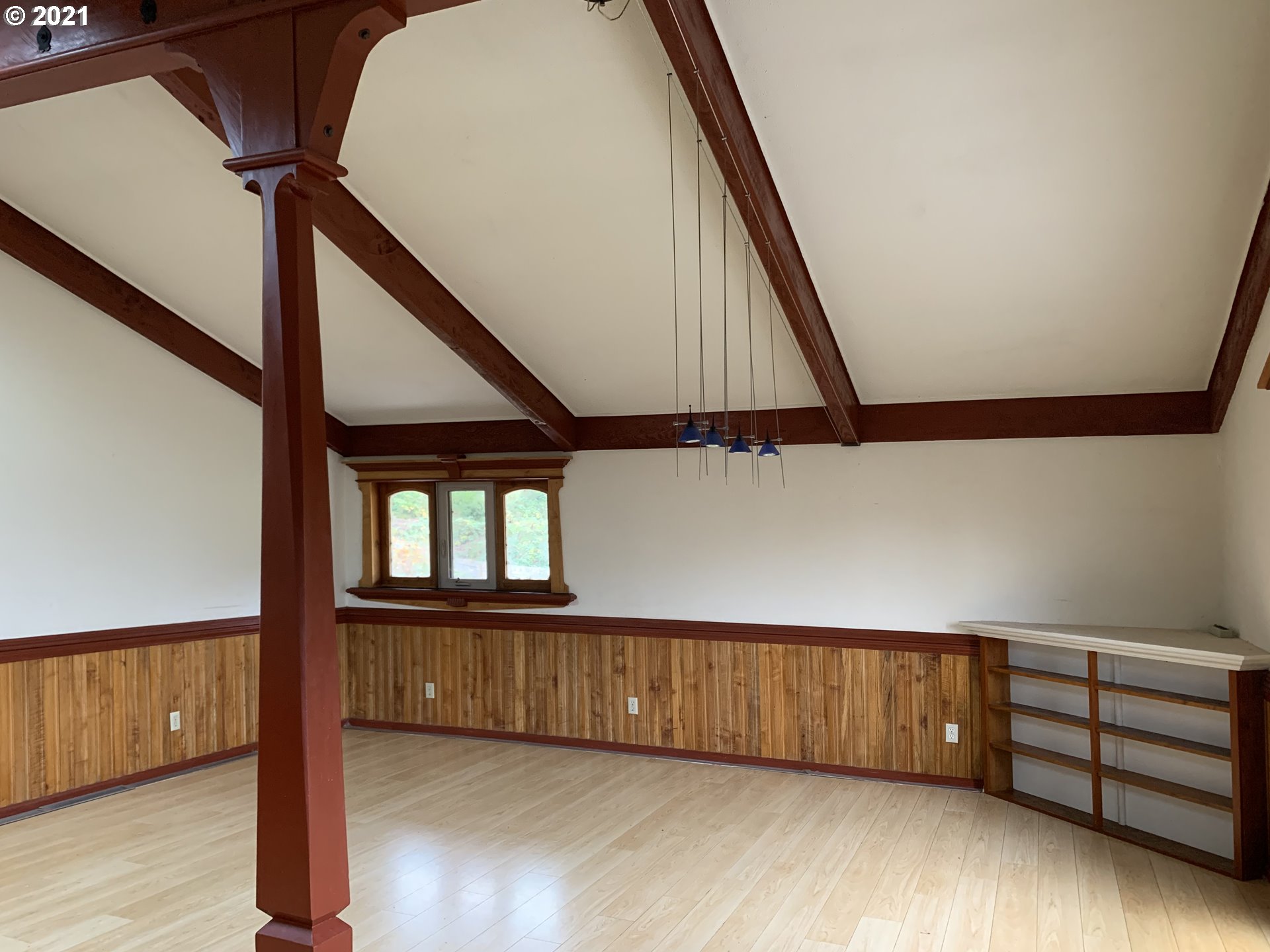 Living Room-Vaulted Ceilings