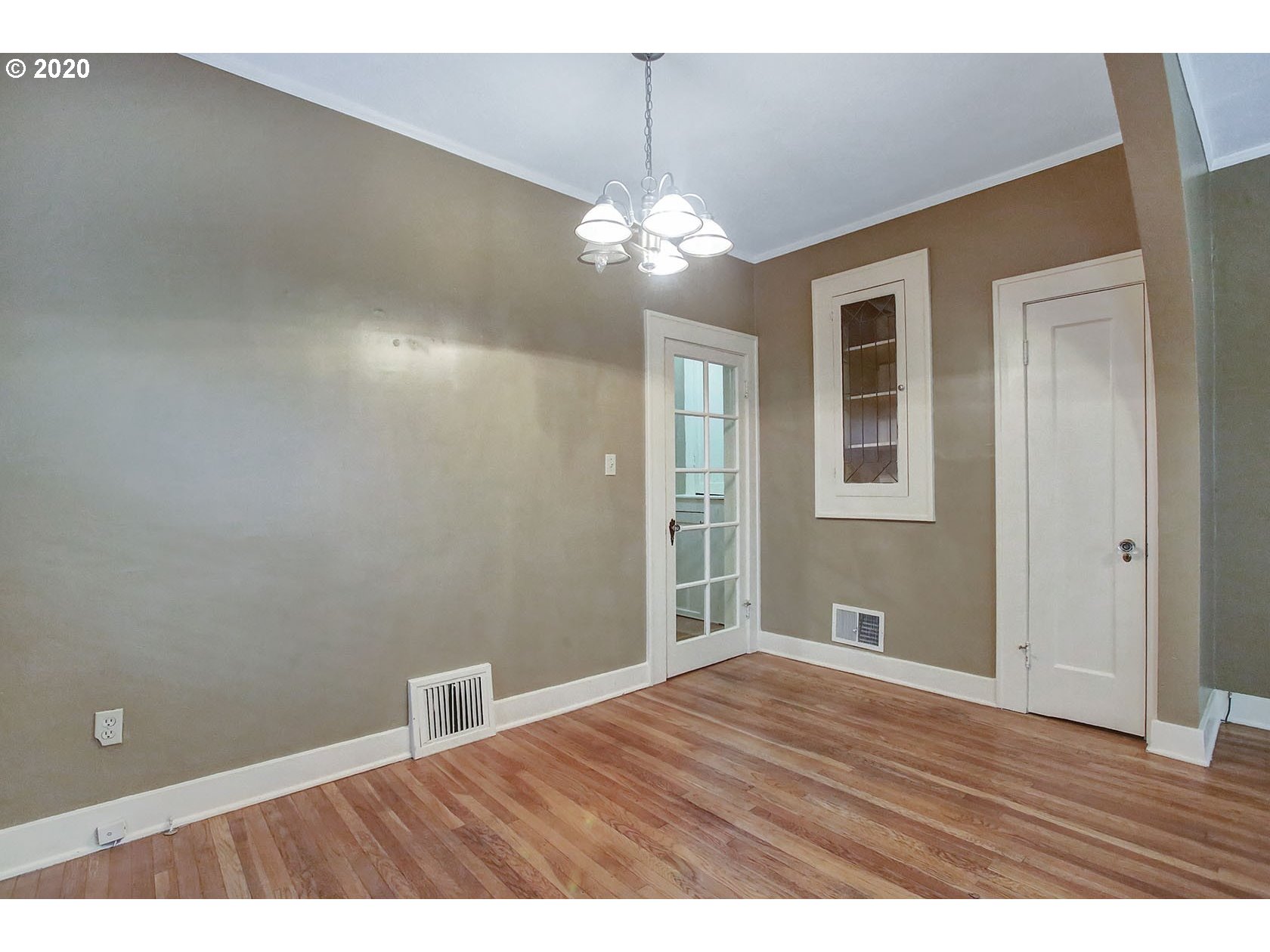 Photo #4: 20402239 Listing 