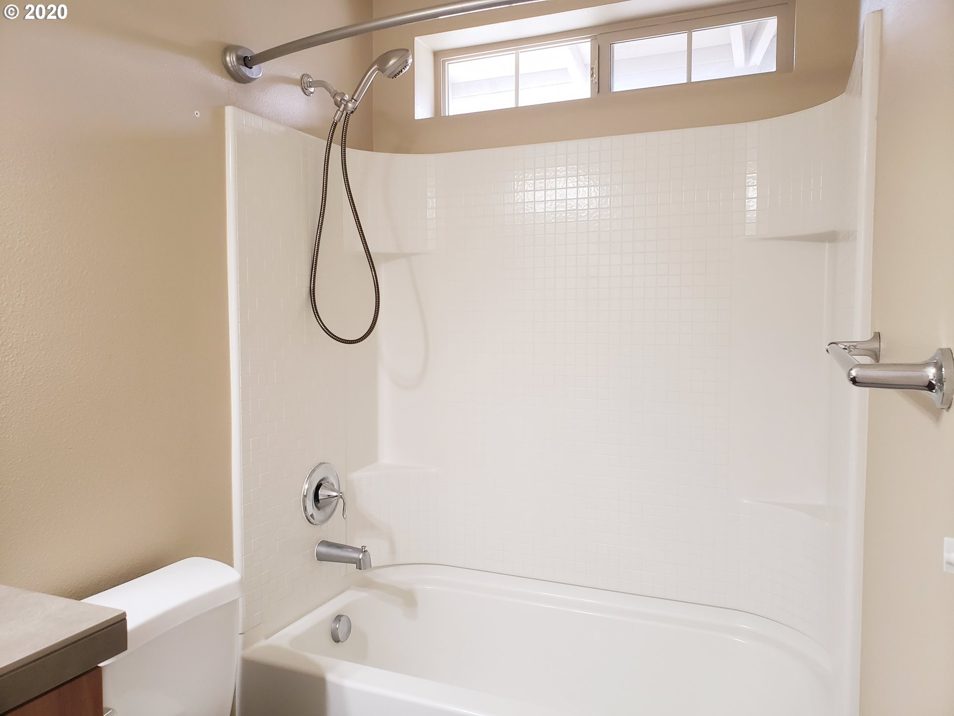 Photo #5: 20407557 Listing 
