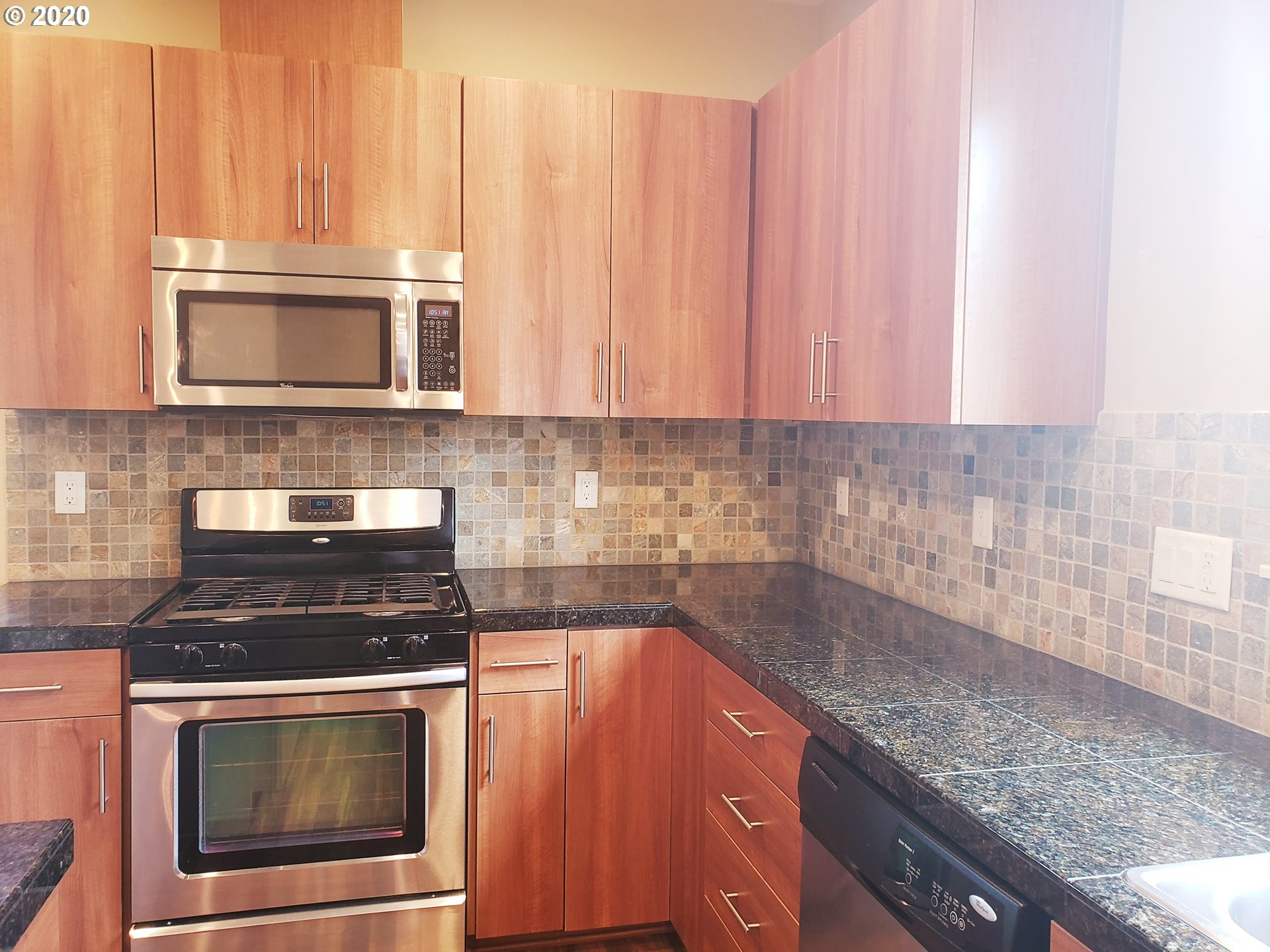 Photo #2: 20407557 Listing 