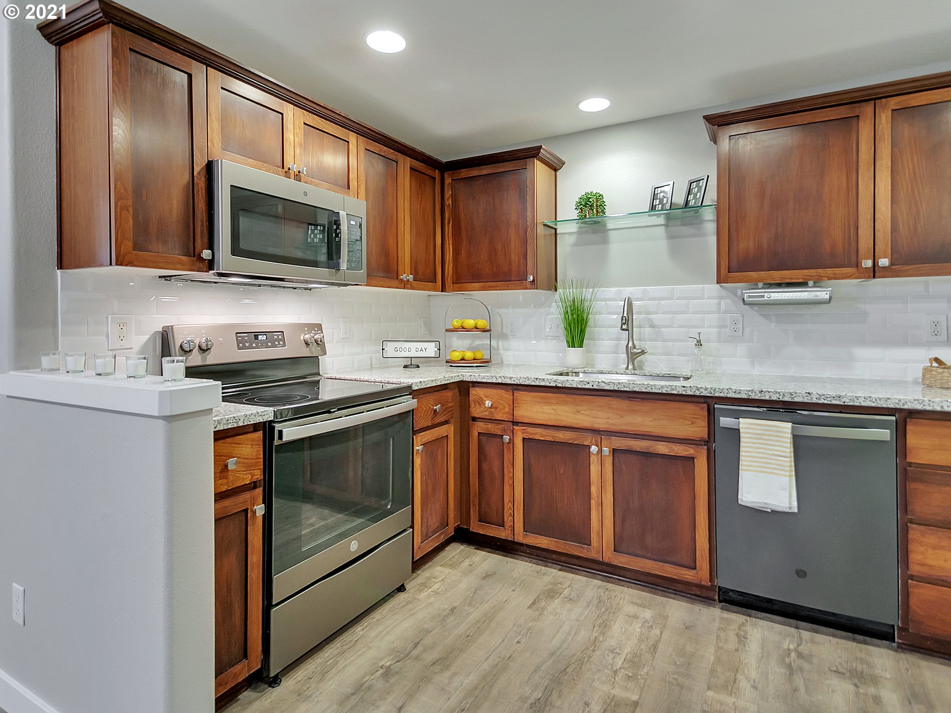 Photo #3: 20428659 Listing 