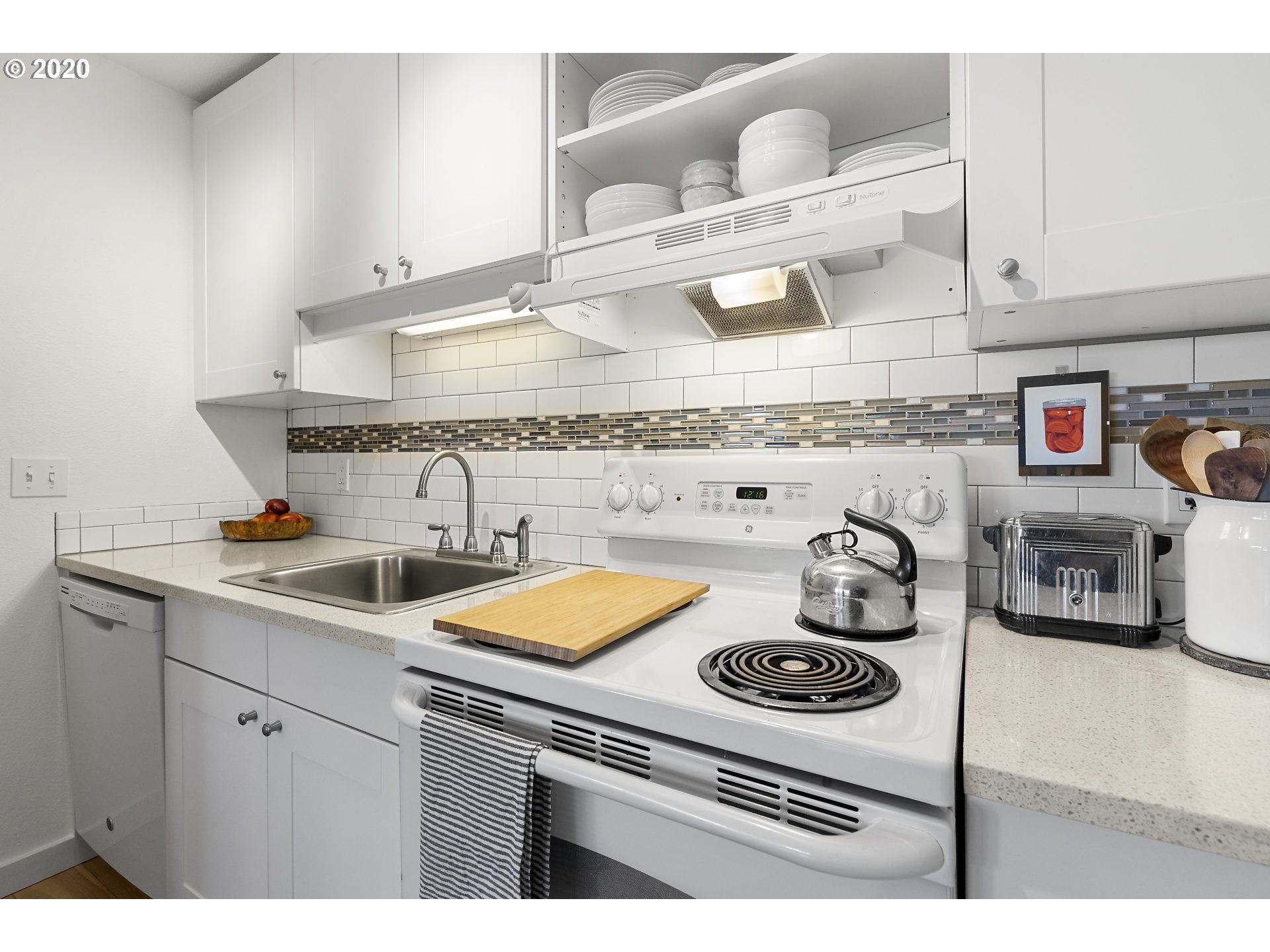 Photo #4: 20431383 Listing 