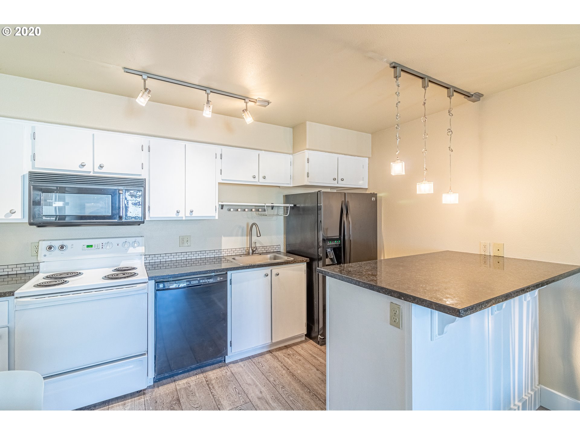 Photo #2: 20432259 Listing 