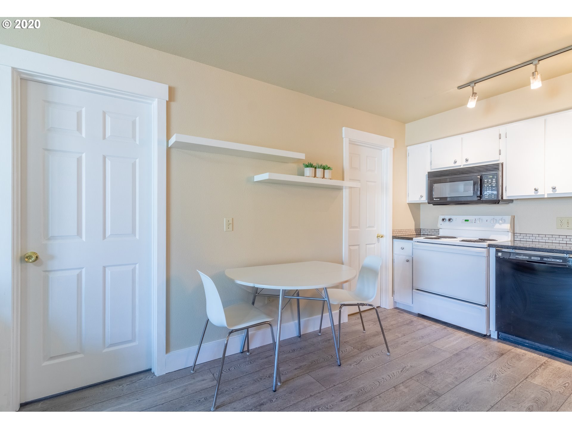 Photo #5: 20432259 Listing 