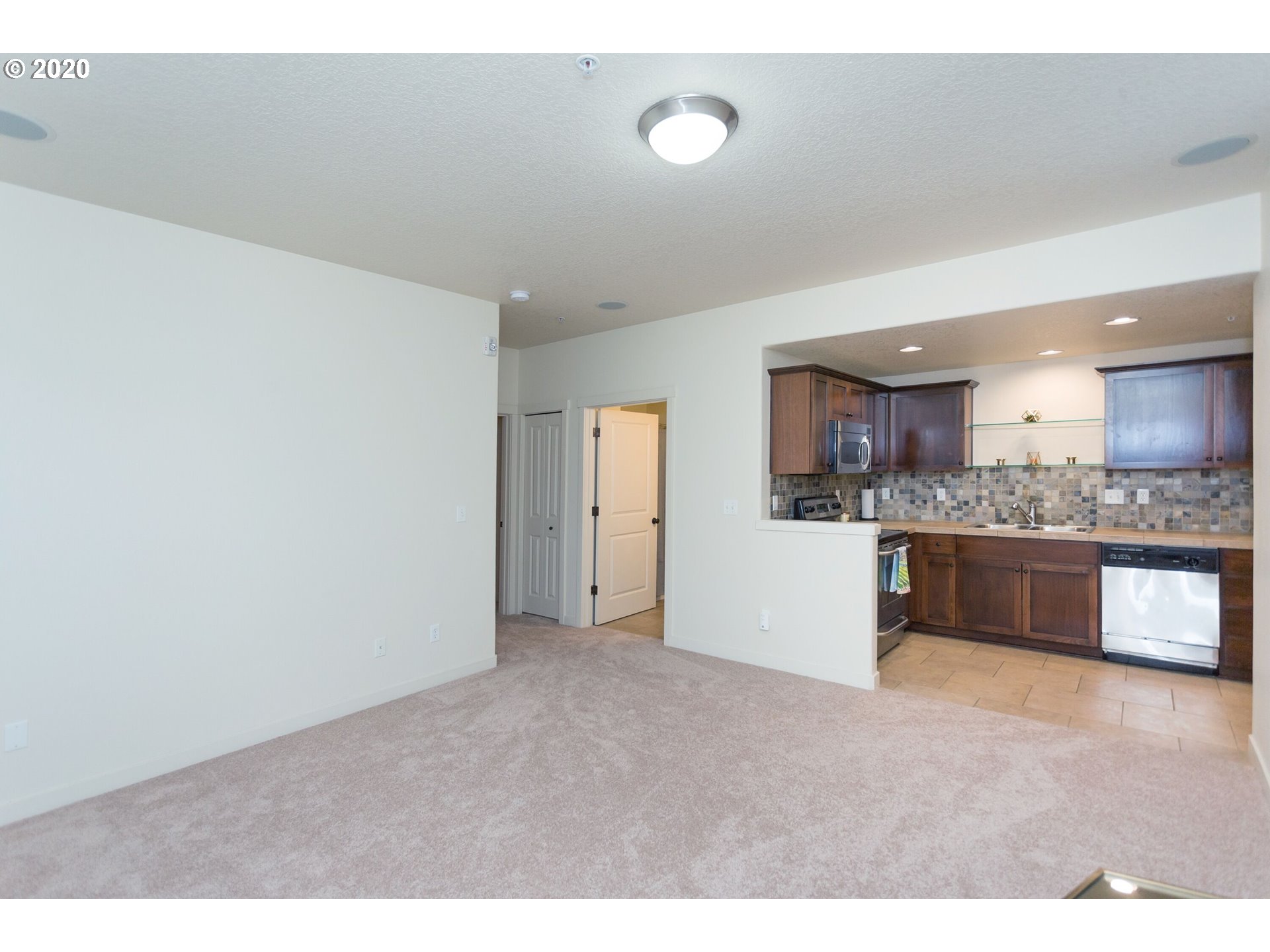 Photo #5: 20481218 Listing 