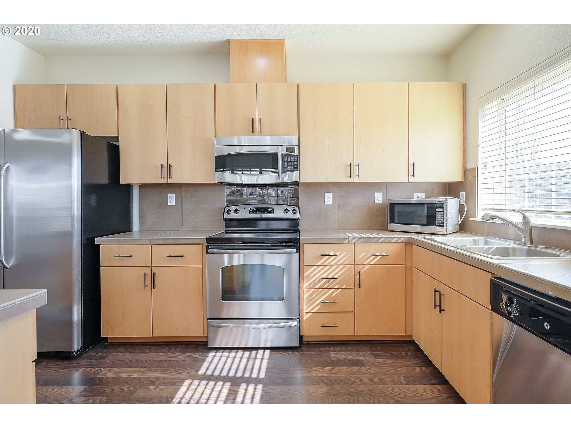 Photo #2: 20592963 Listing 
