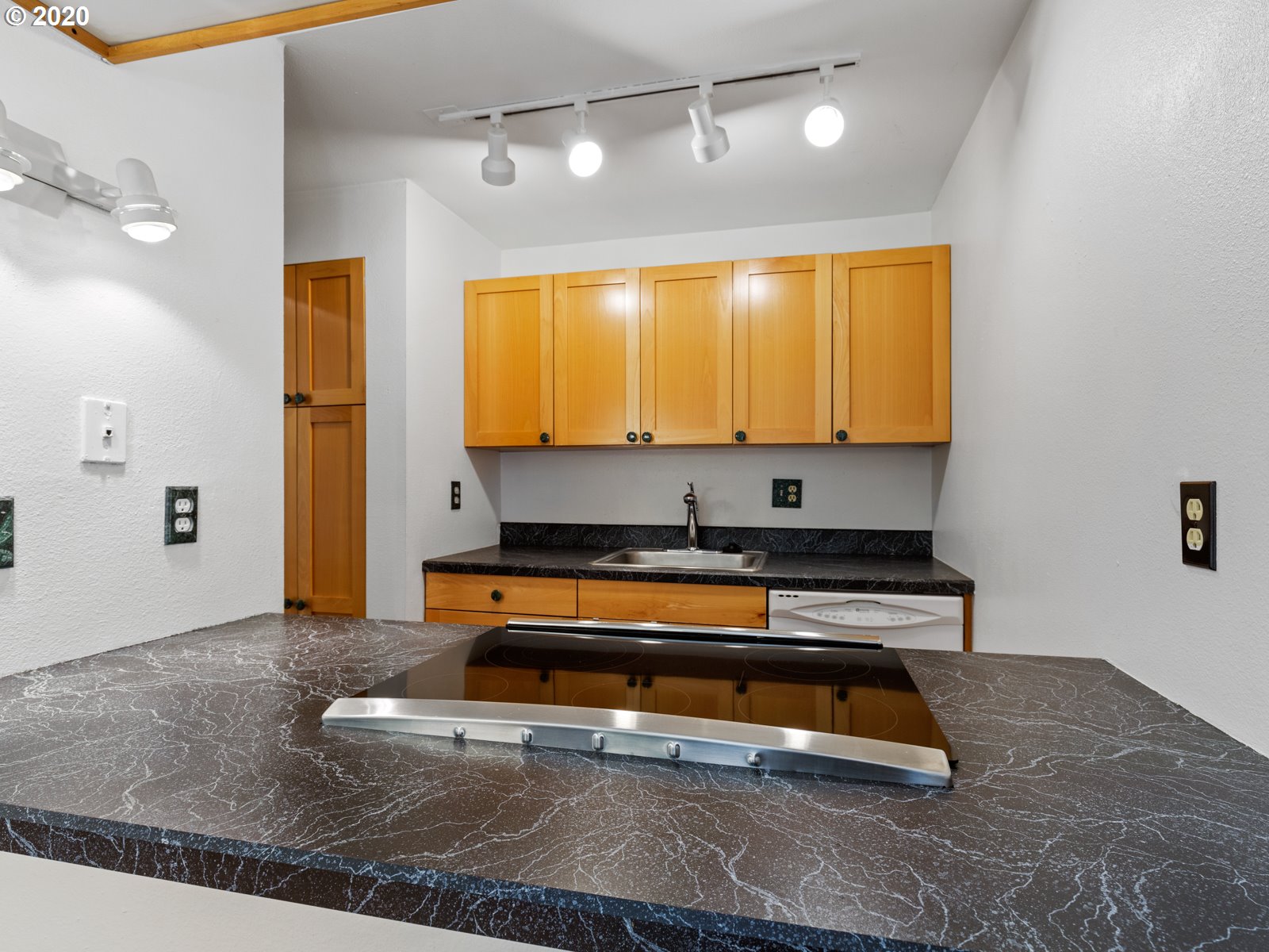 Photo #5: 20654405 Listing 