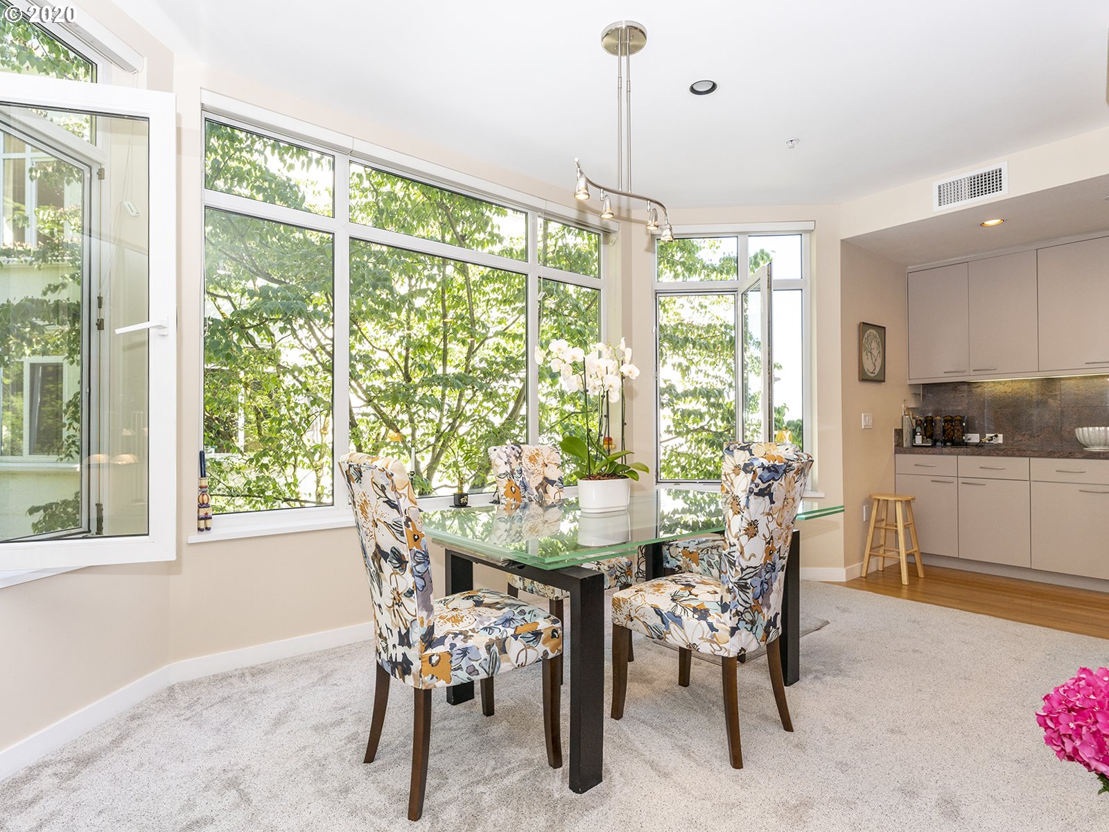 Photo #6: 20659228 Listing 