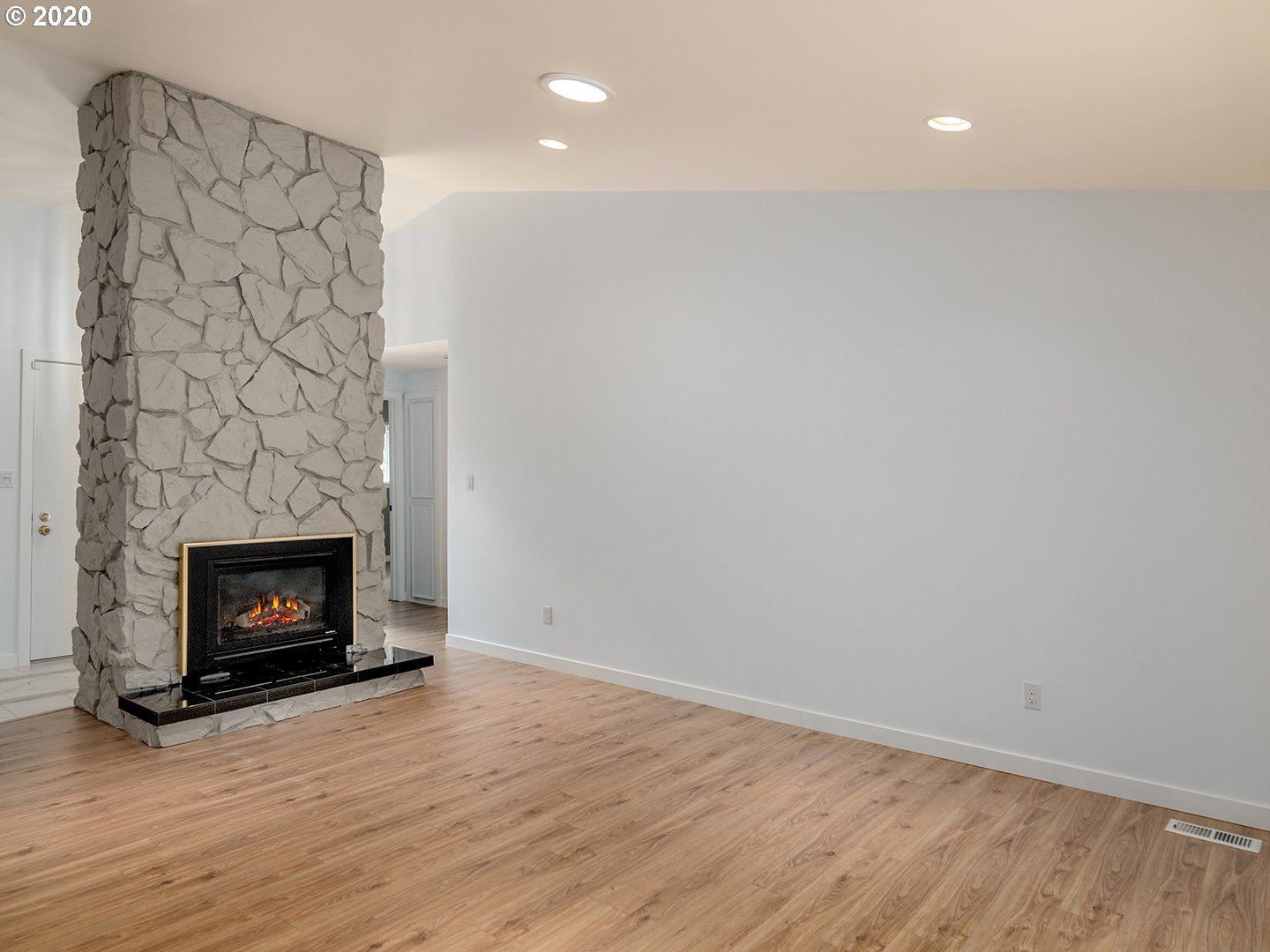 Photo #5: 20691006 Listing 