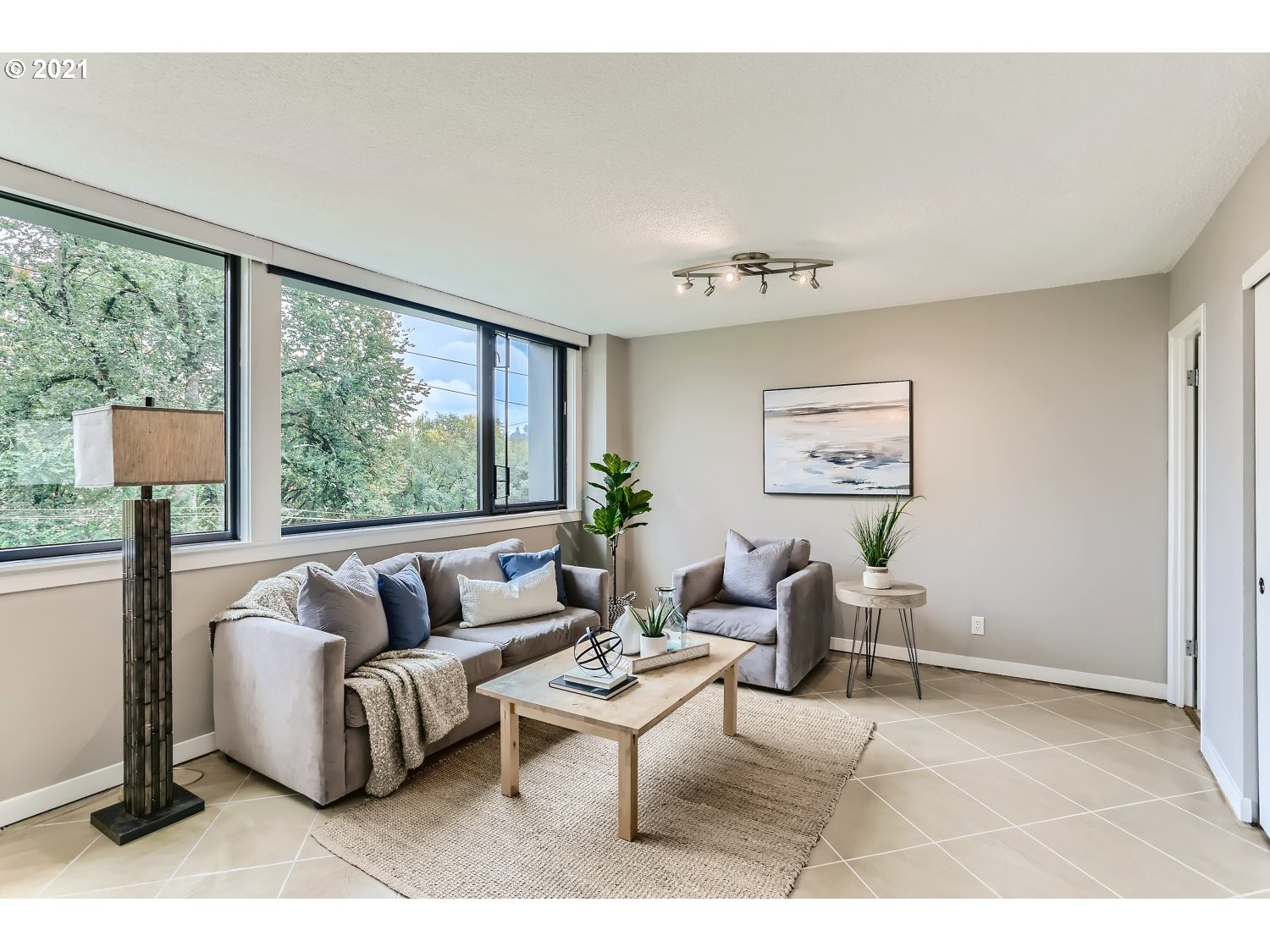 Photo #2: 21005829 Listing 