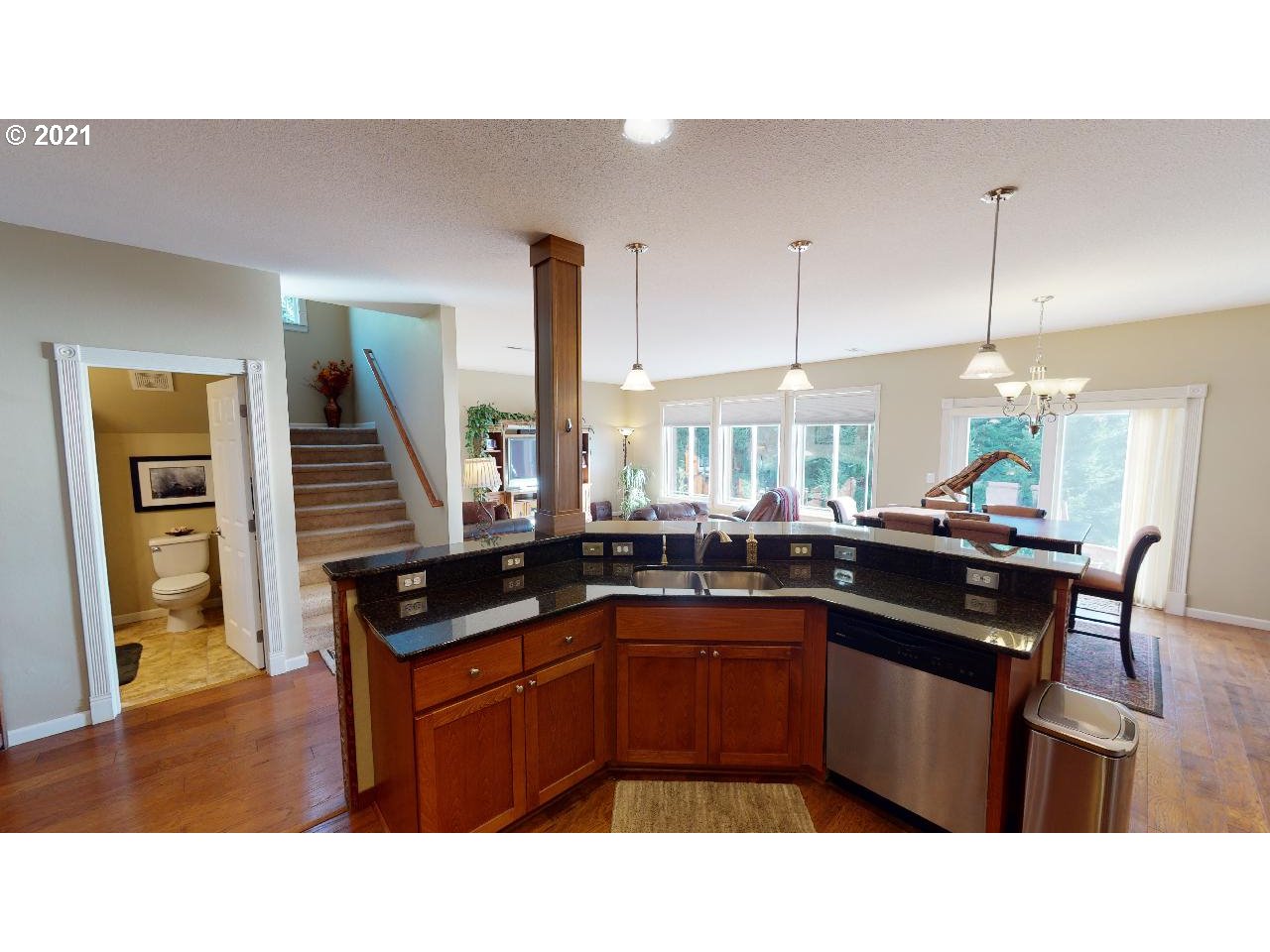Kitchen-Breakfast Bar