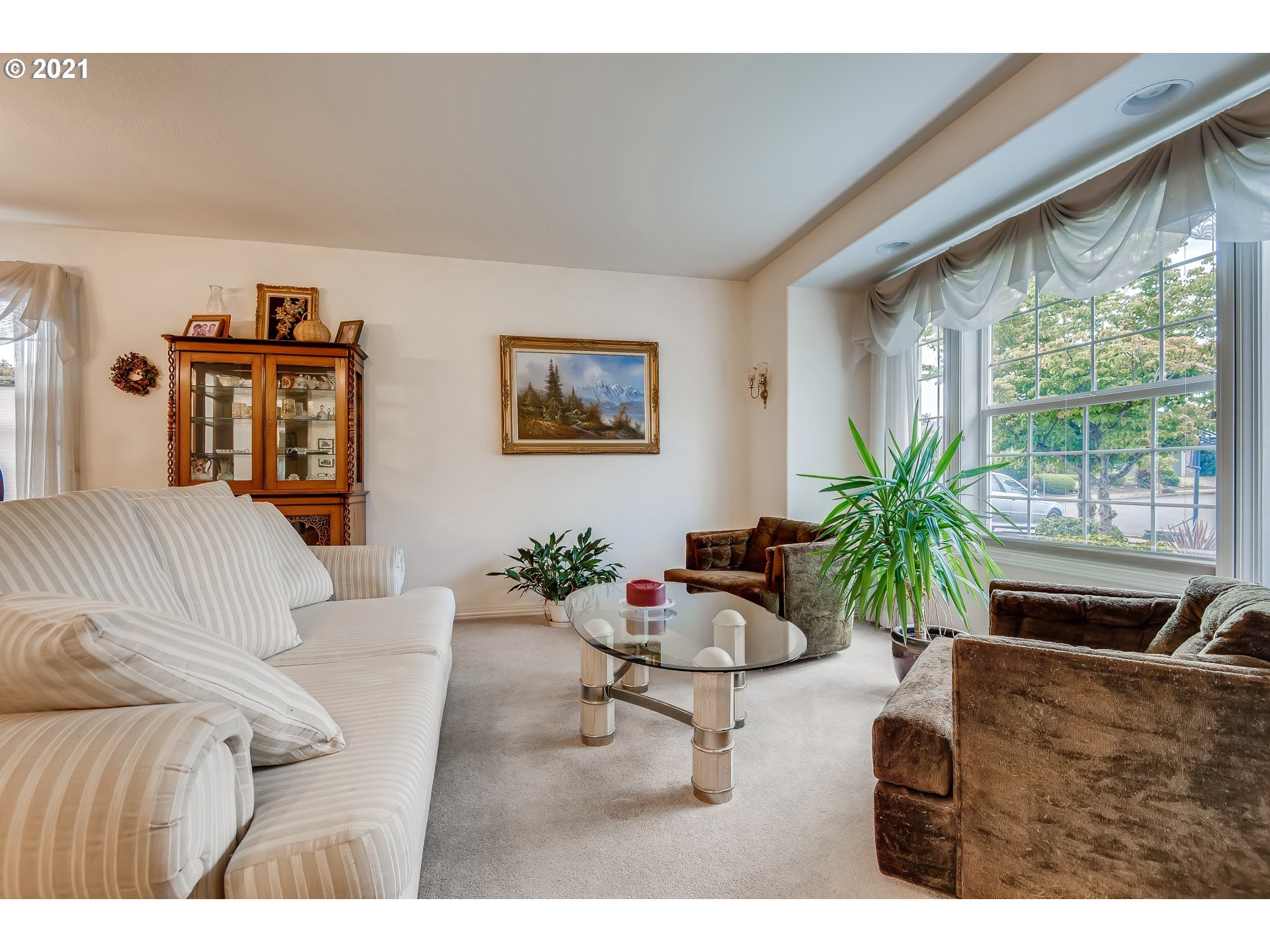 Living Room/Entrance