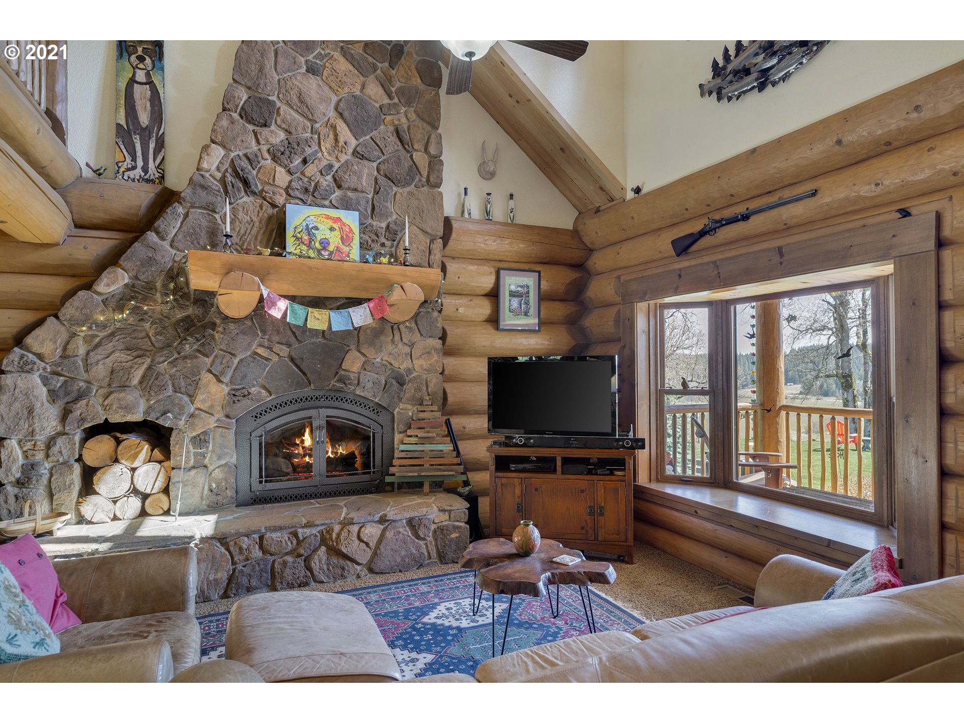 Living Room-Fireplace