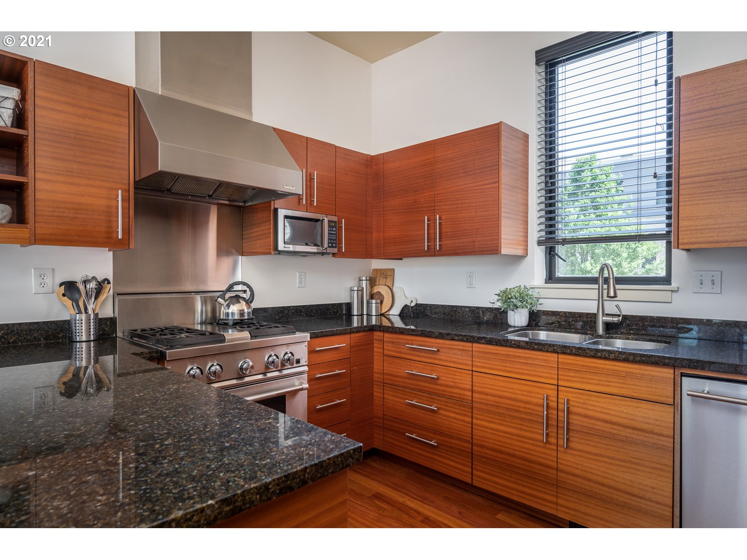 Photo #2: 21040773 Listing 