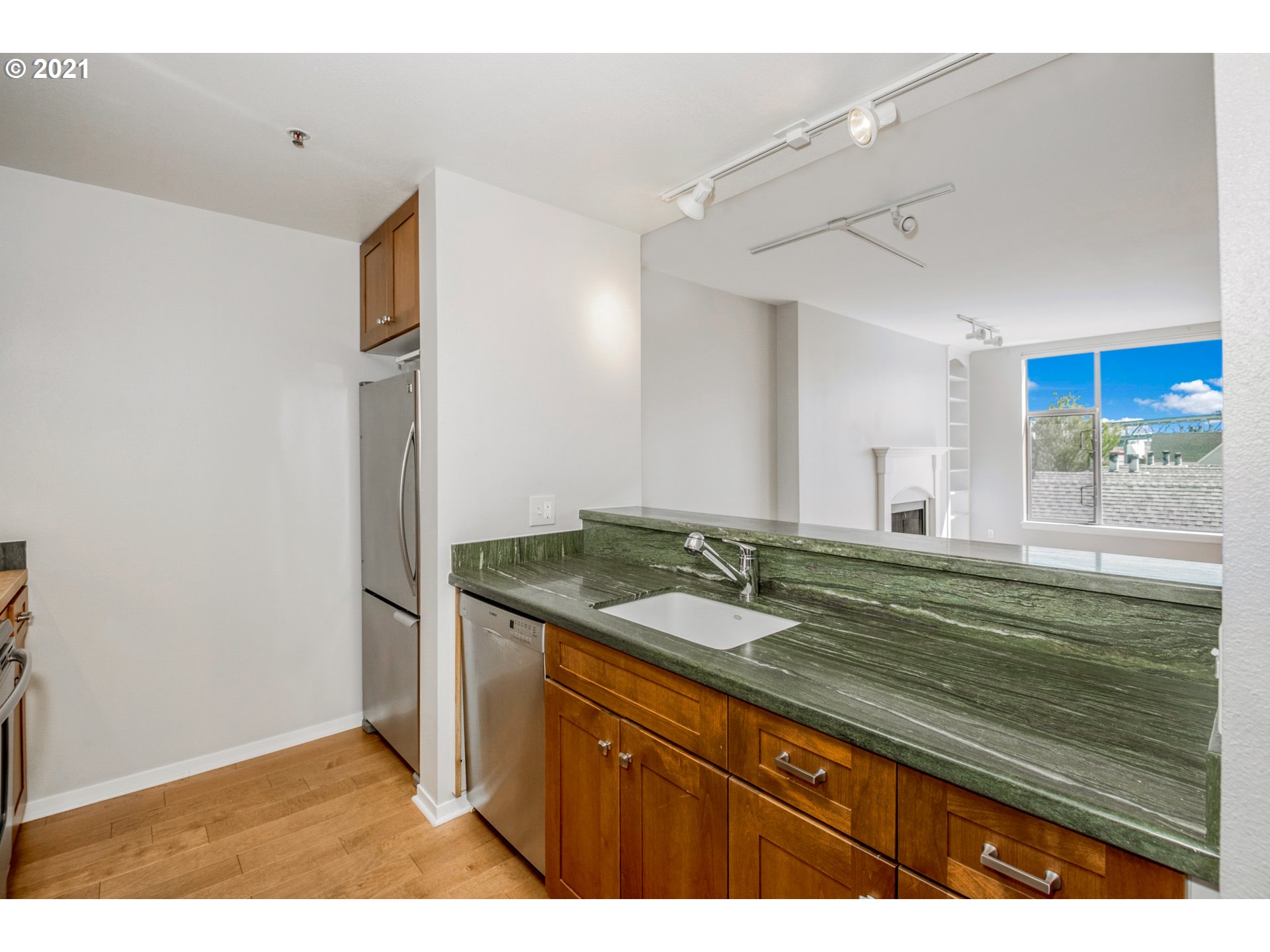 Photo #5: 21074979 Listing 