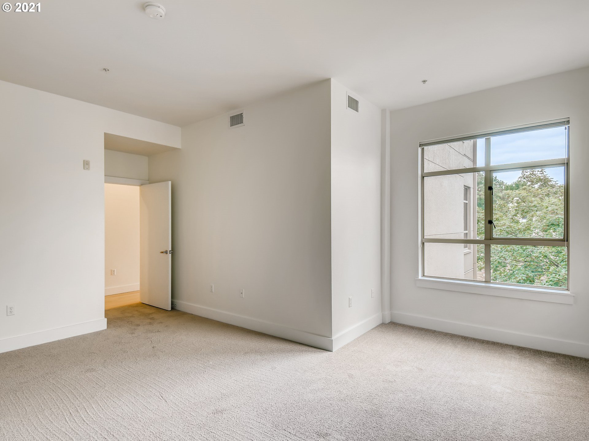 Photo #4: 21139817 Listing 