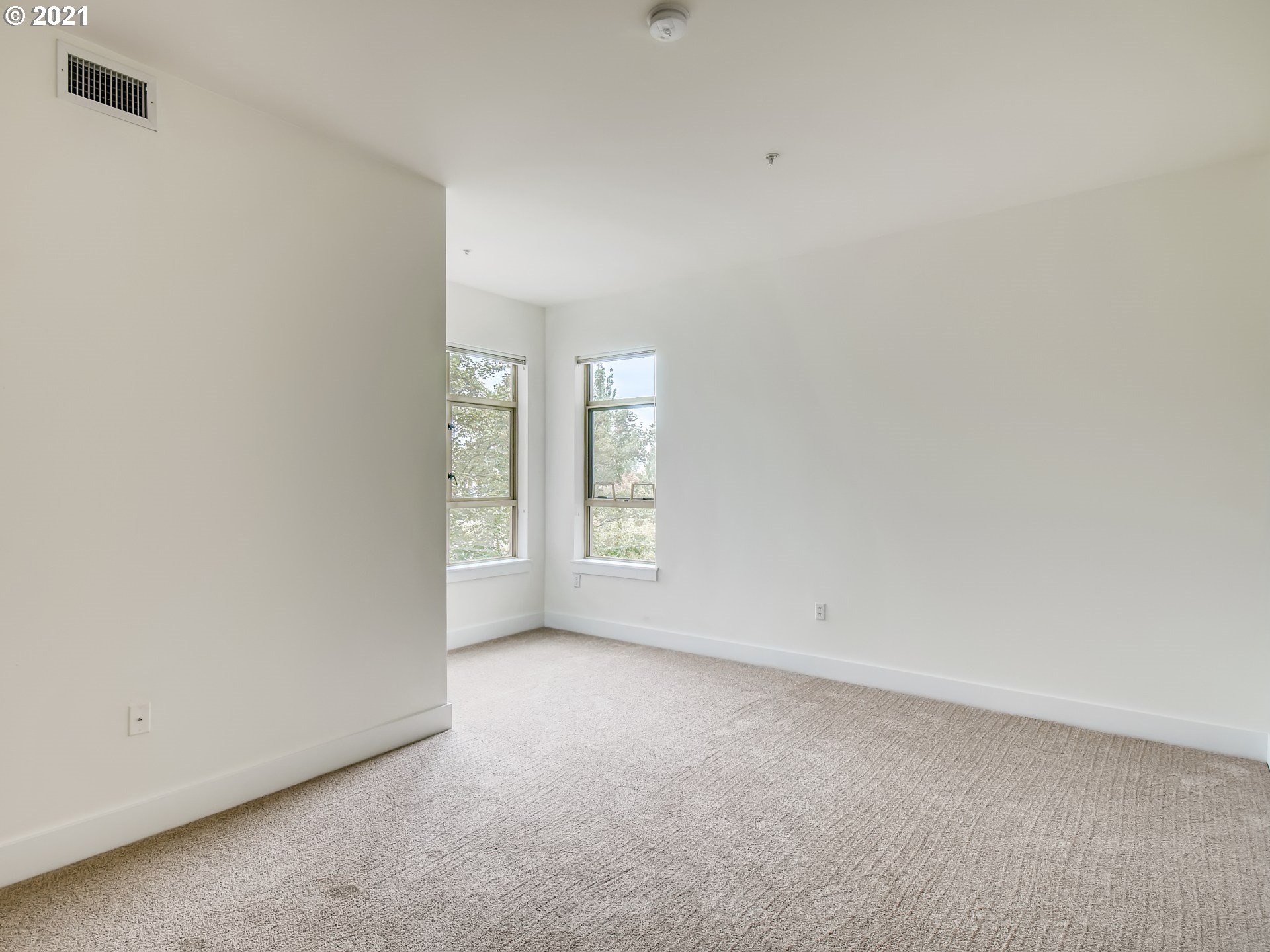 Photo #5: 21139817 Listing 