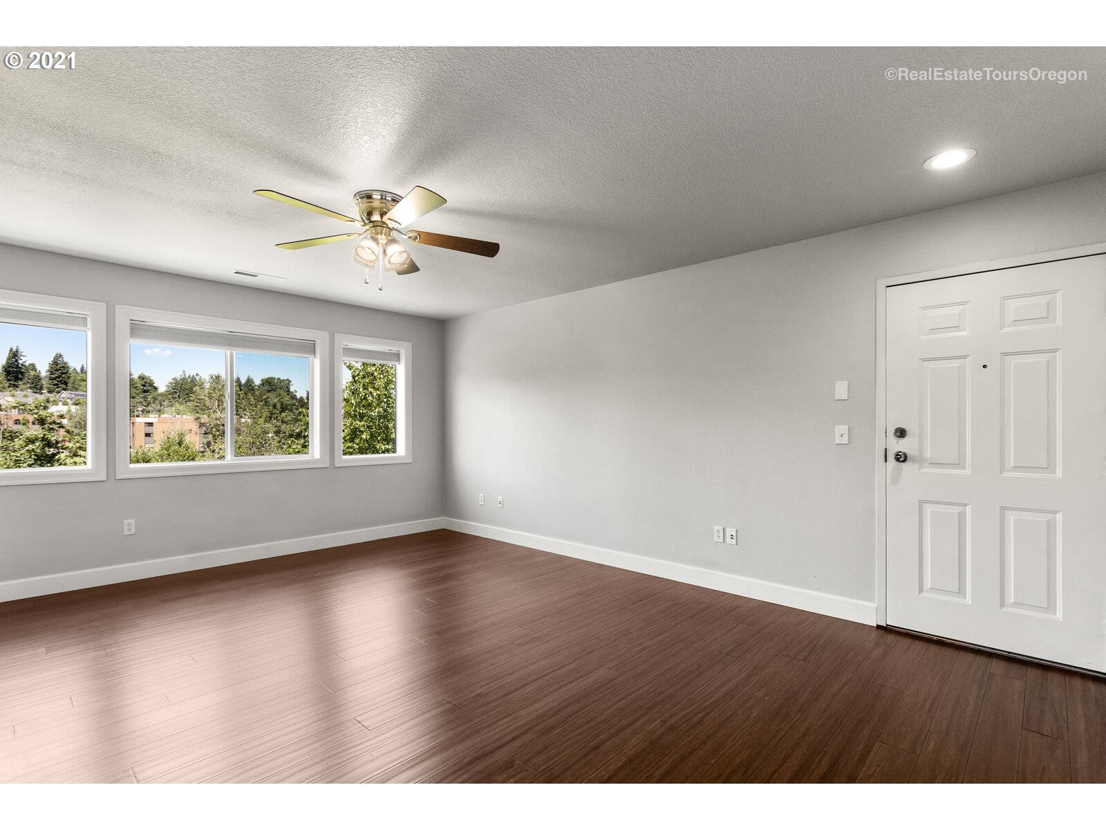 Photo #5: 21142056 Listing 