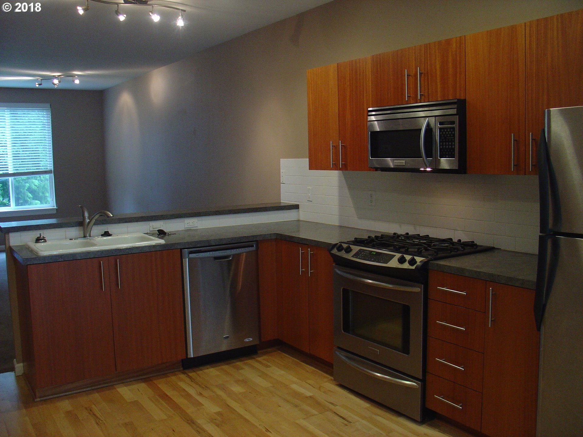 Photo #2: 21168569 Listing 