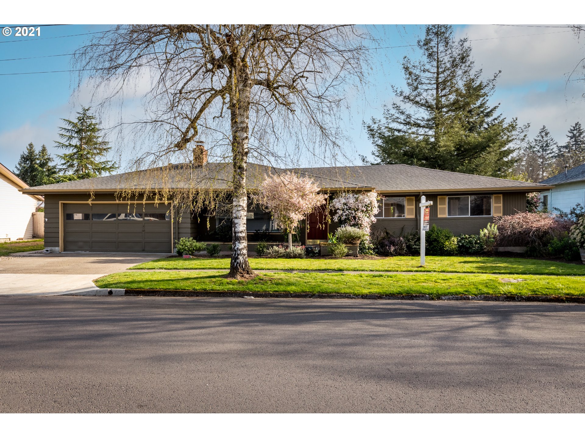300 E 5th St , Newberg, OR 97132 MLS21202476 Under Contract 380