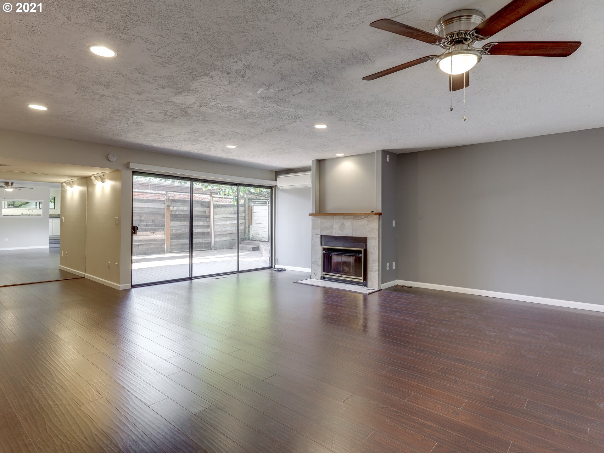 Photo #5: 21212764 Listing 