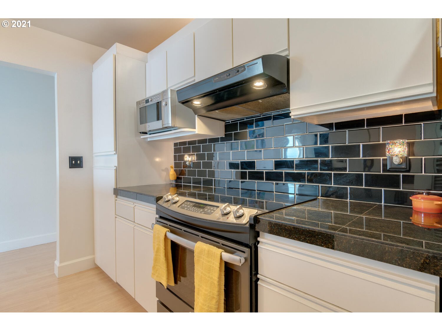 Photo #5: 21231485 Listing 