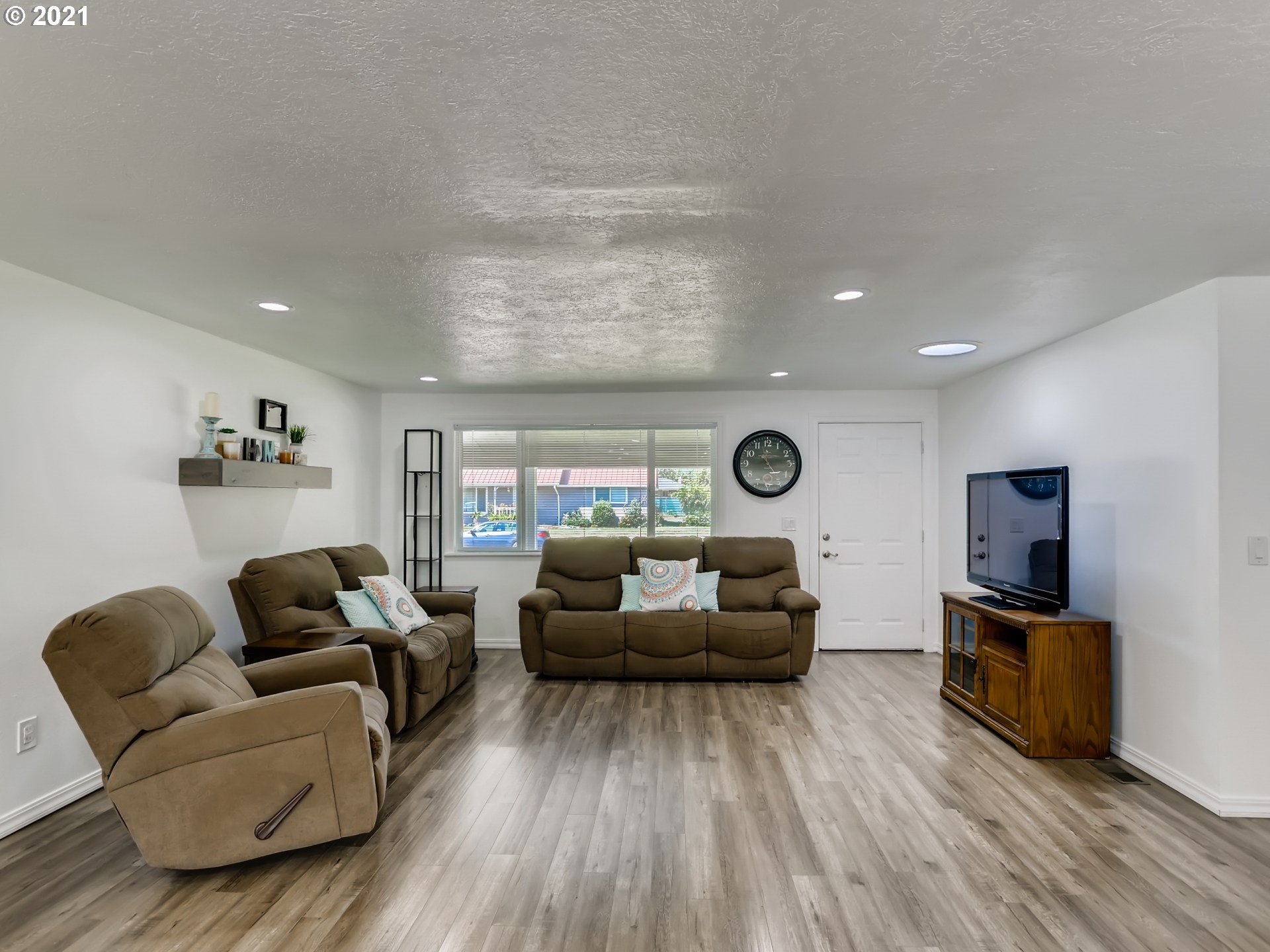 Living Room/Entrance