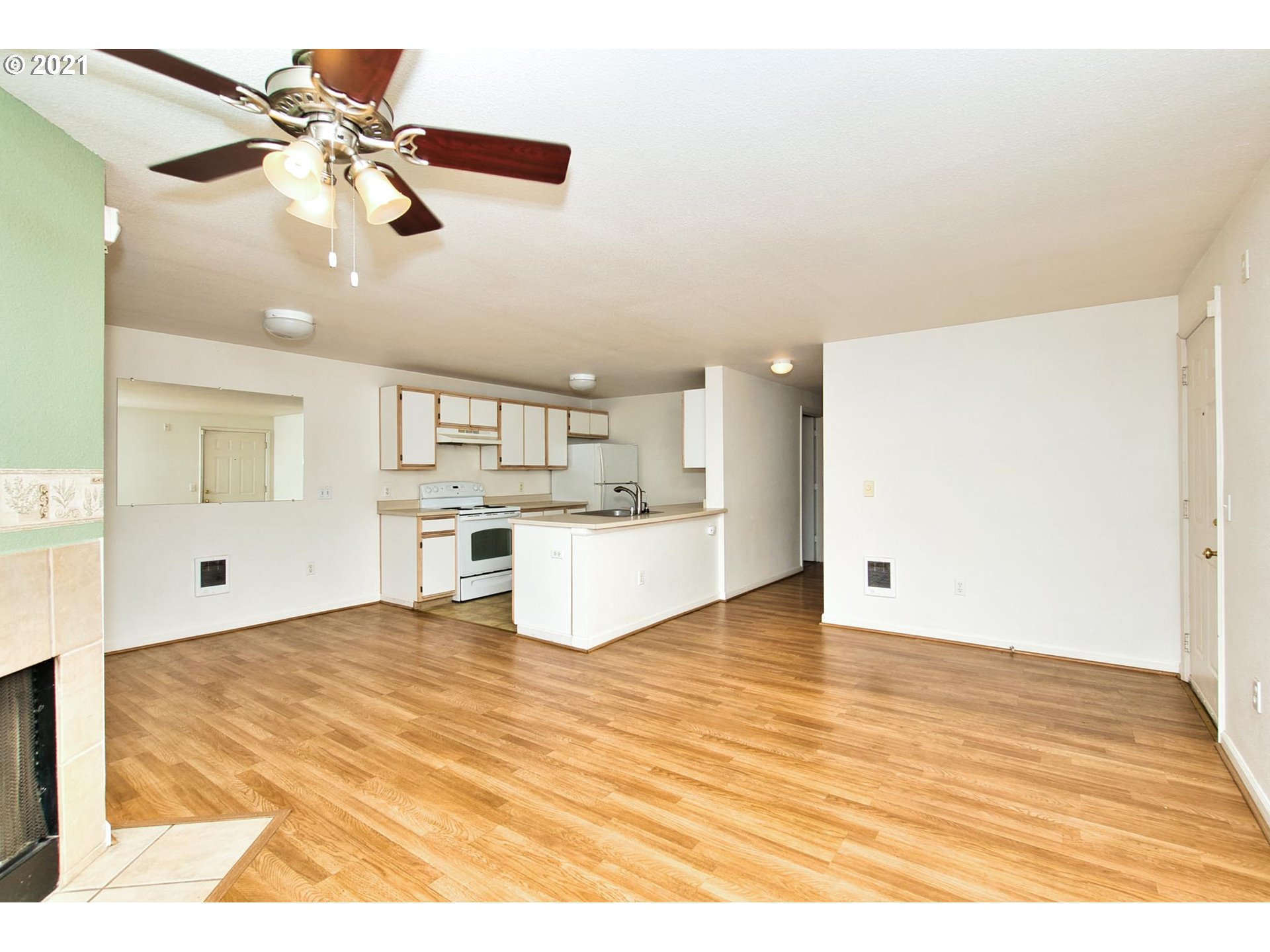 Photo #3: 21242980 Listing 