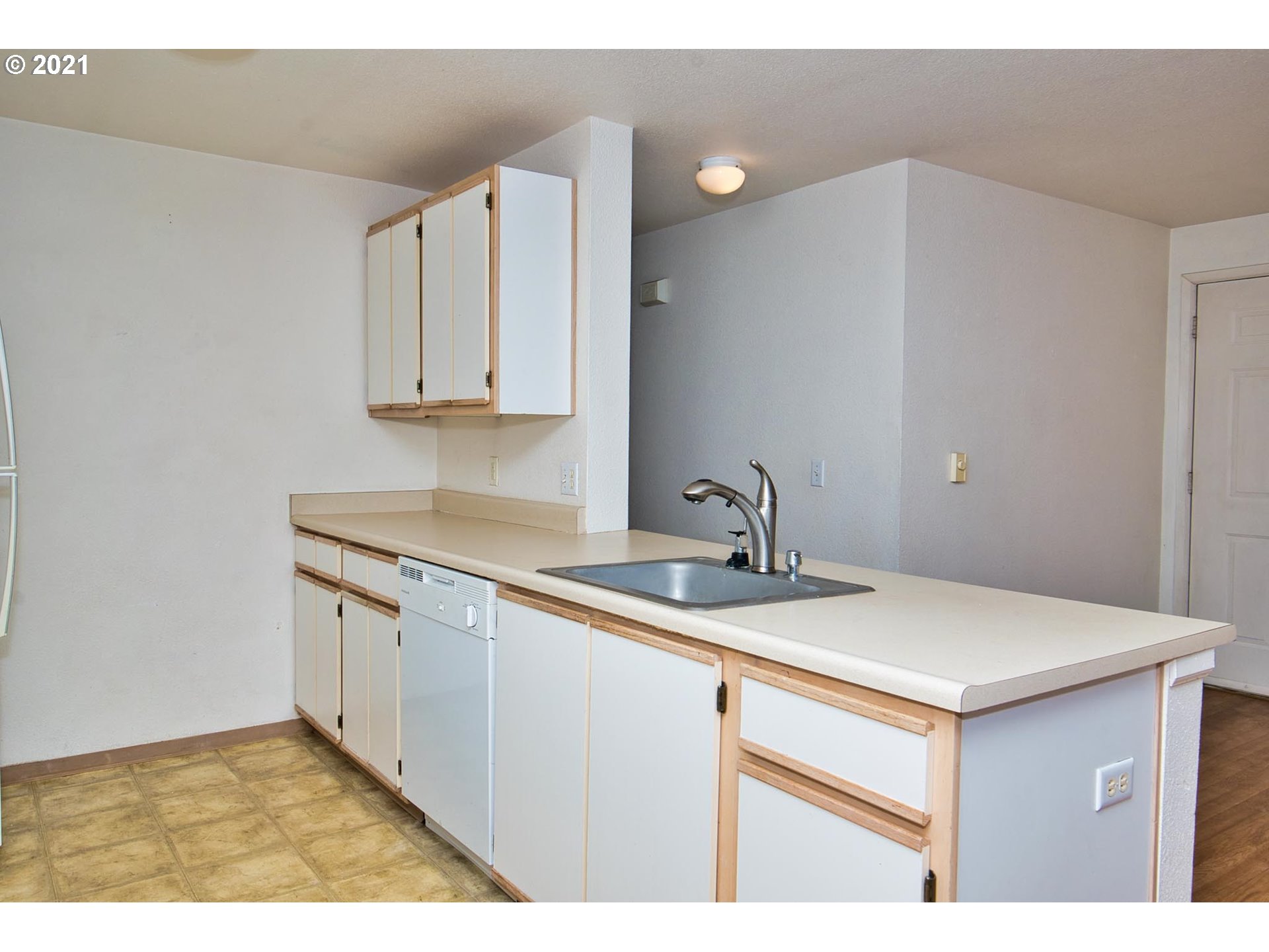 Photo #6: 21242980 Listing 