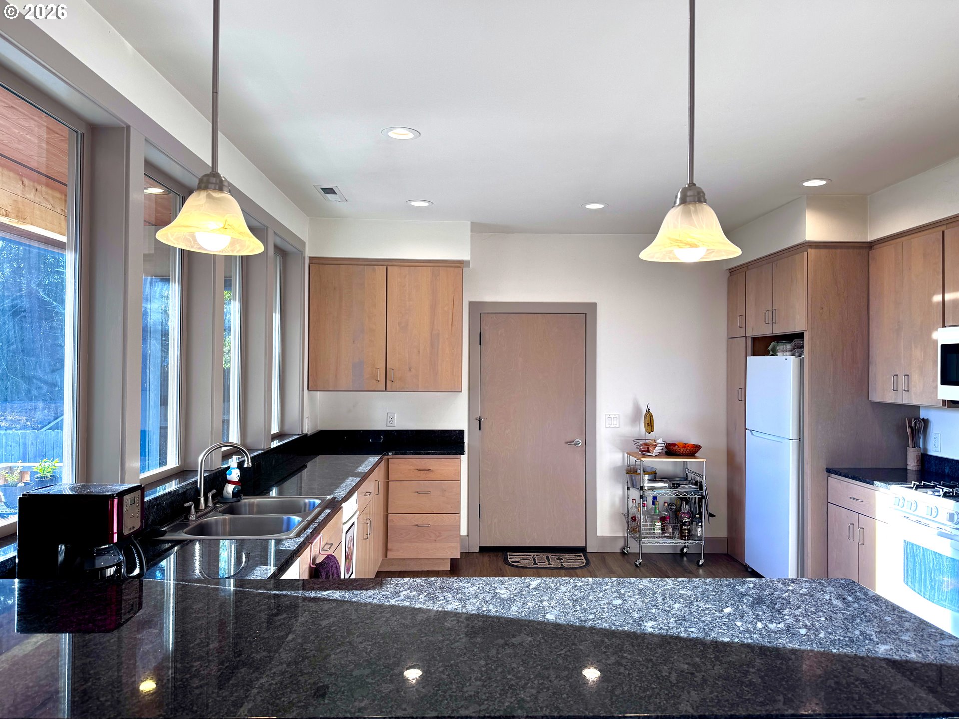 929 OLD COUNTY RD, Brookings, OR, 97415