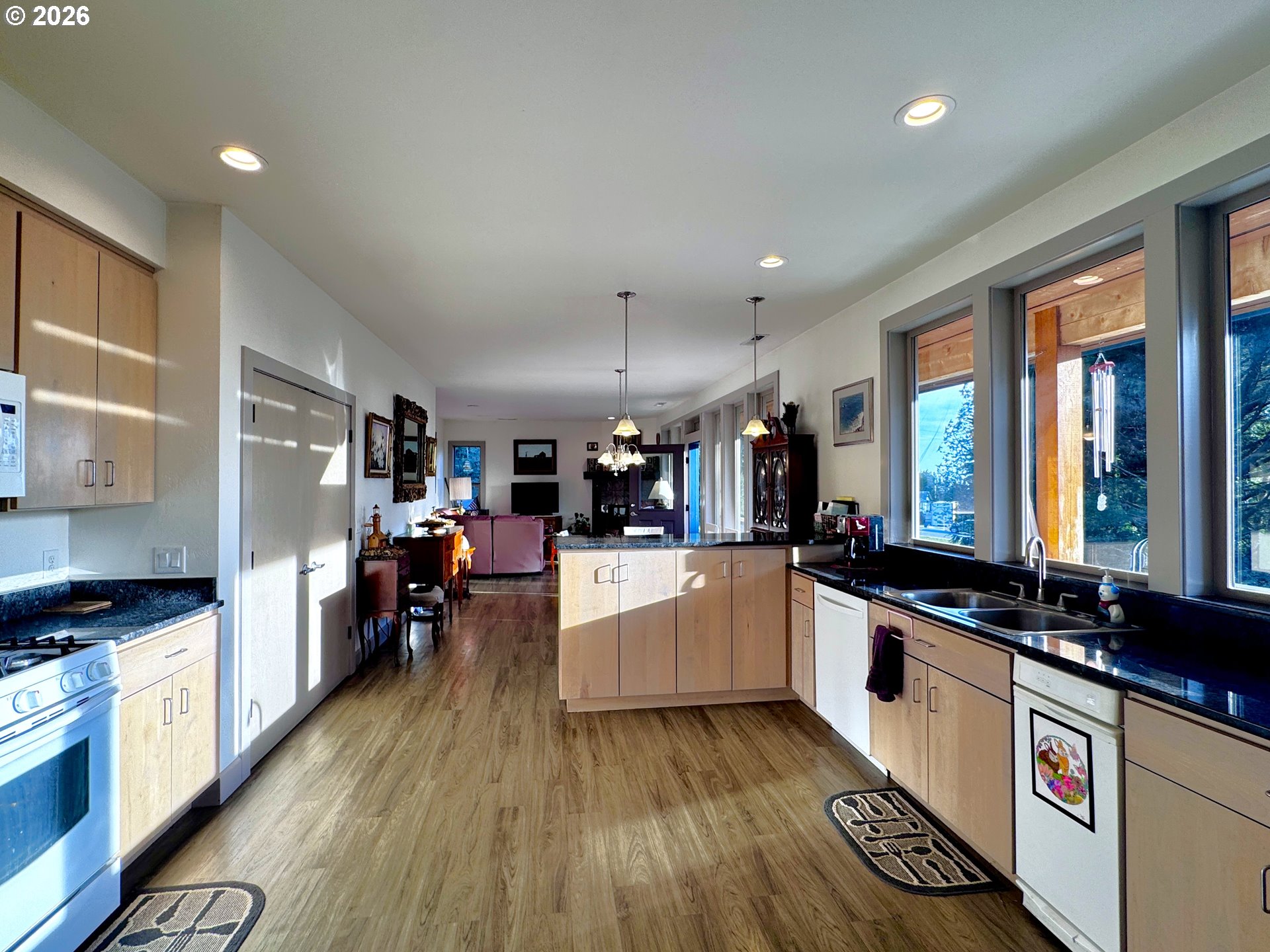 929 OLD COUNTY RD, Brookings, OR, 97415