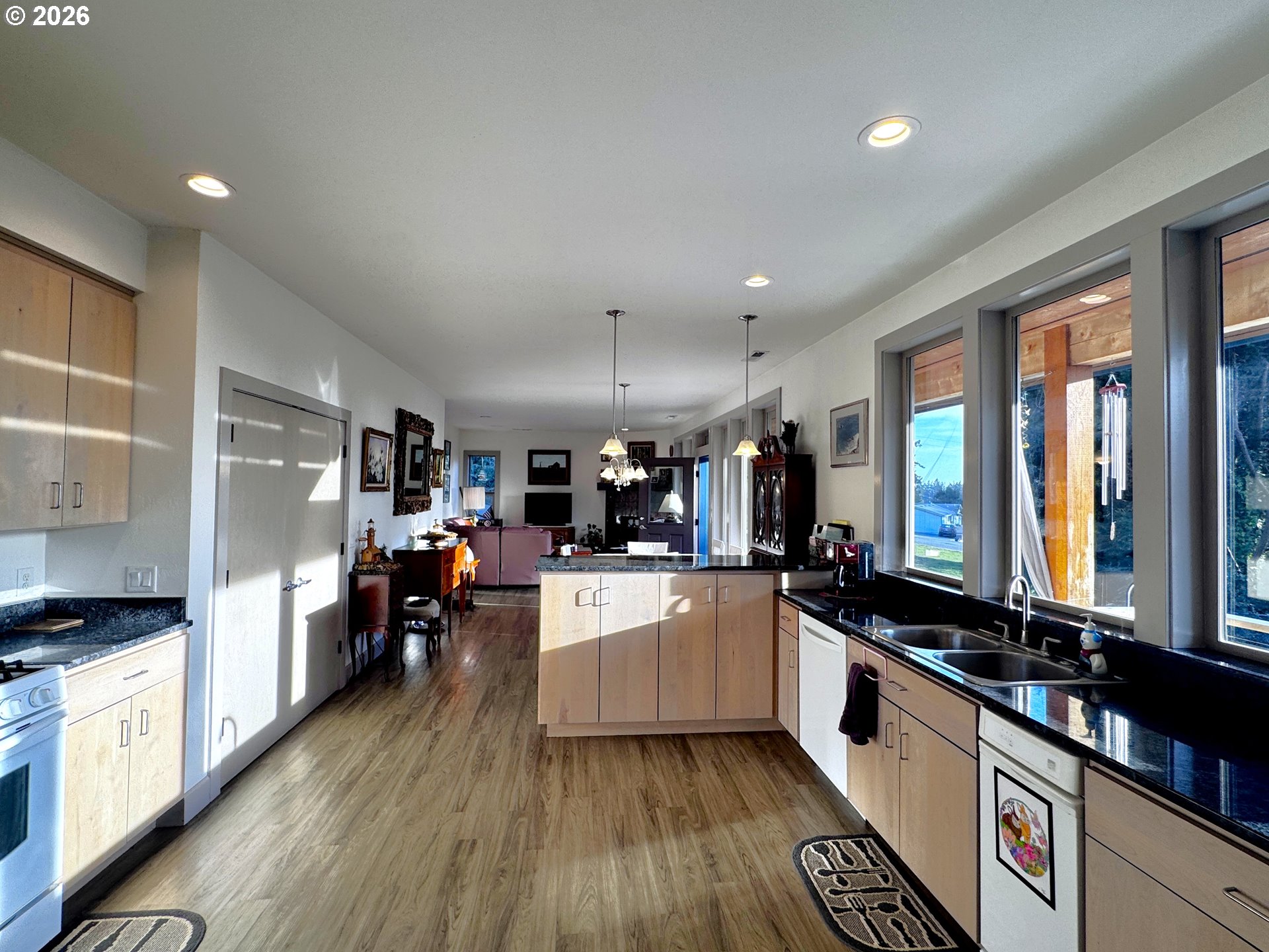 929 OLD COUNTY RD, Brookings, OR, 97415