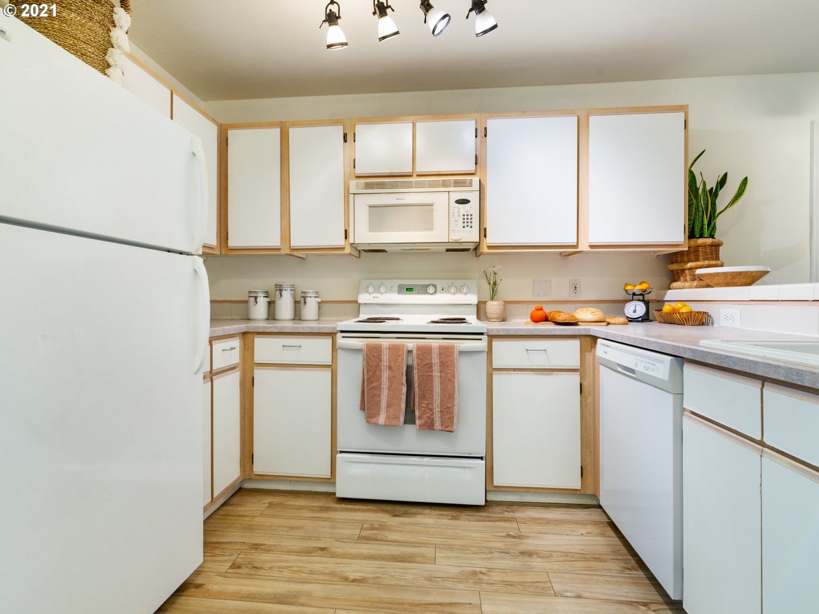 Photo #5: 21301241 Listing 