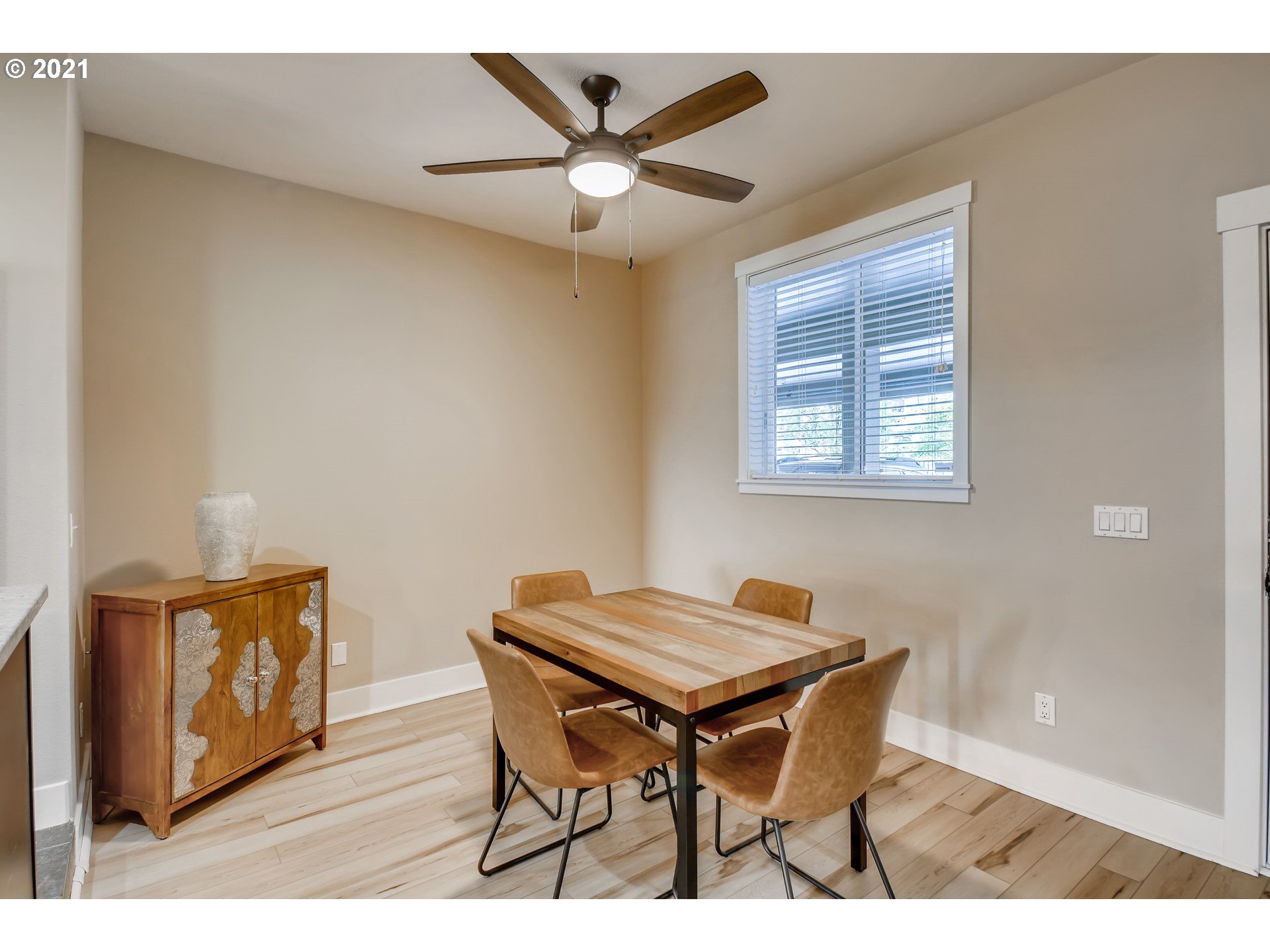 Photo #5: 21302688 Listing 