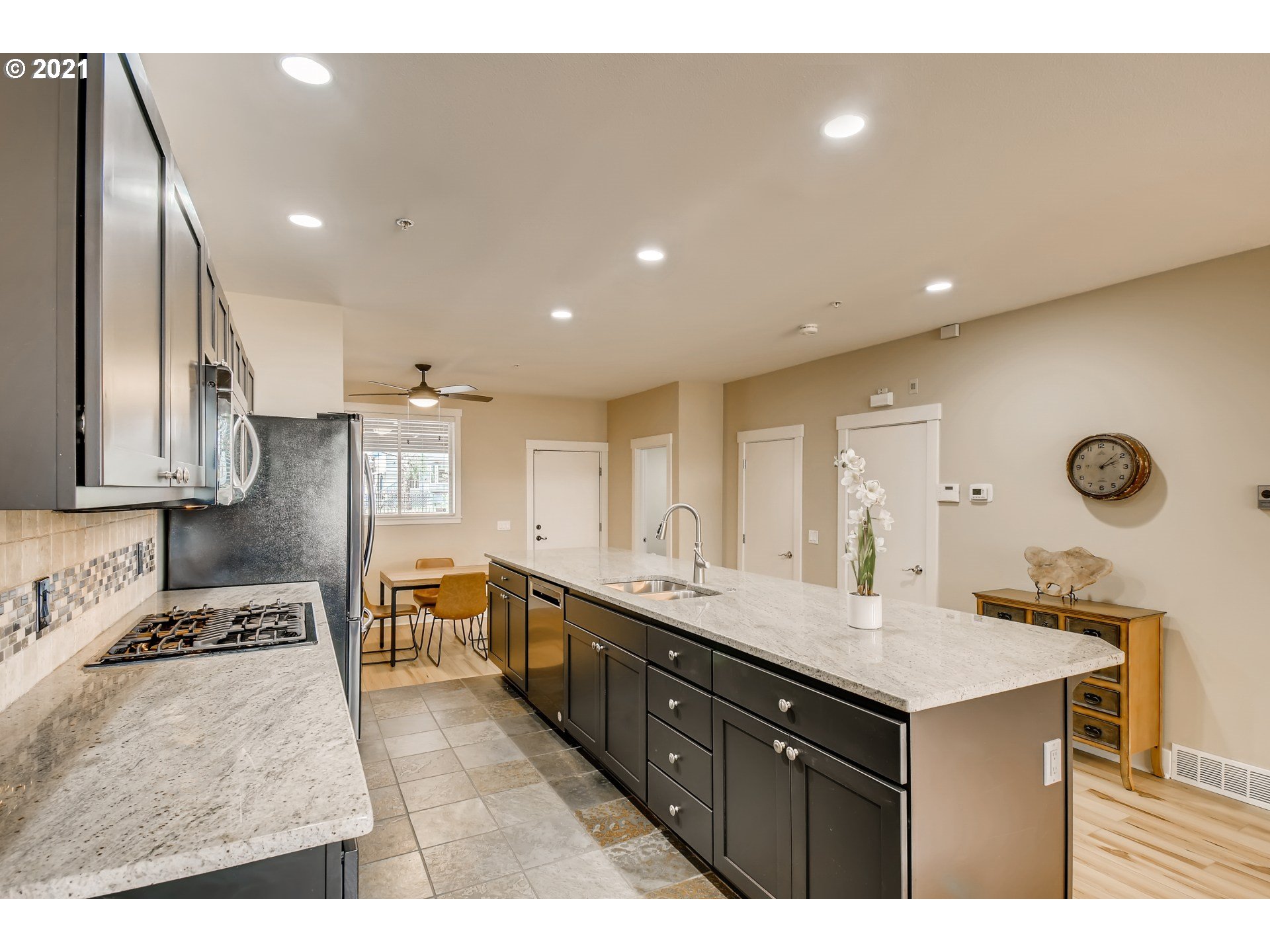 Photo #6: 21302688 Listing 