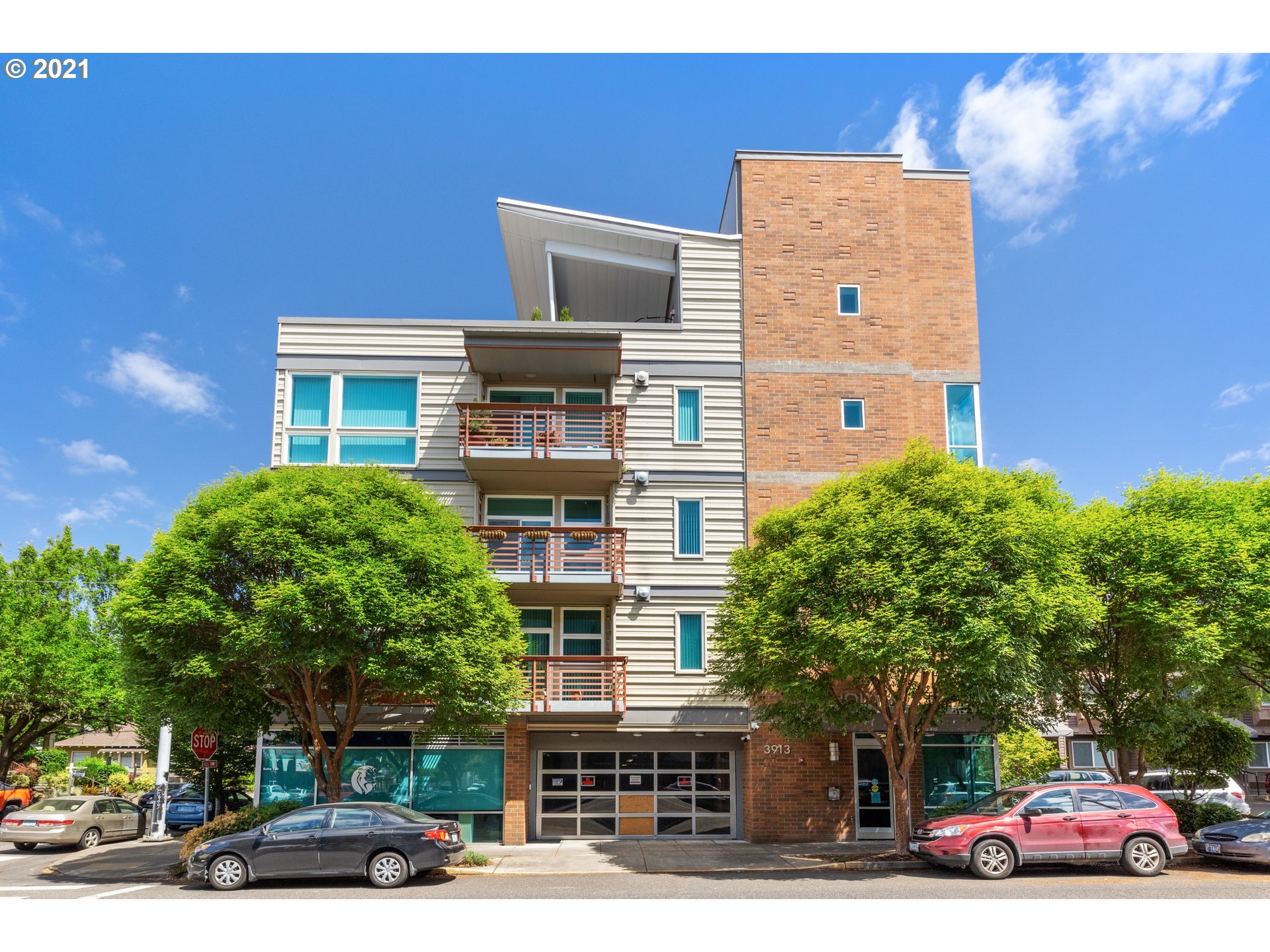 More Details about MLS # 21304059 : 3913 NE HANCOCK ST 301